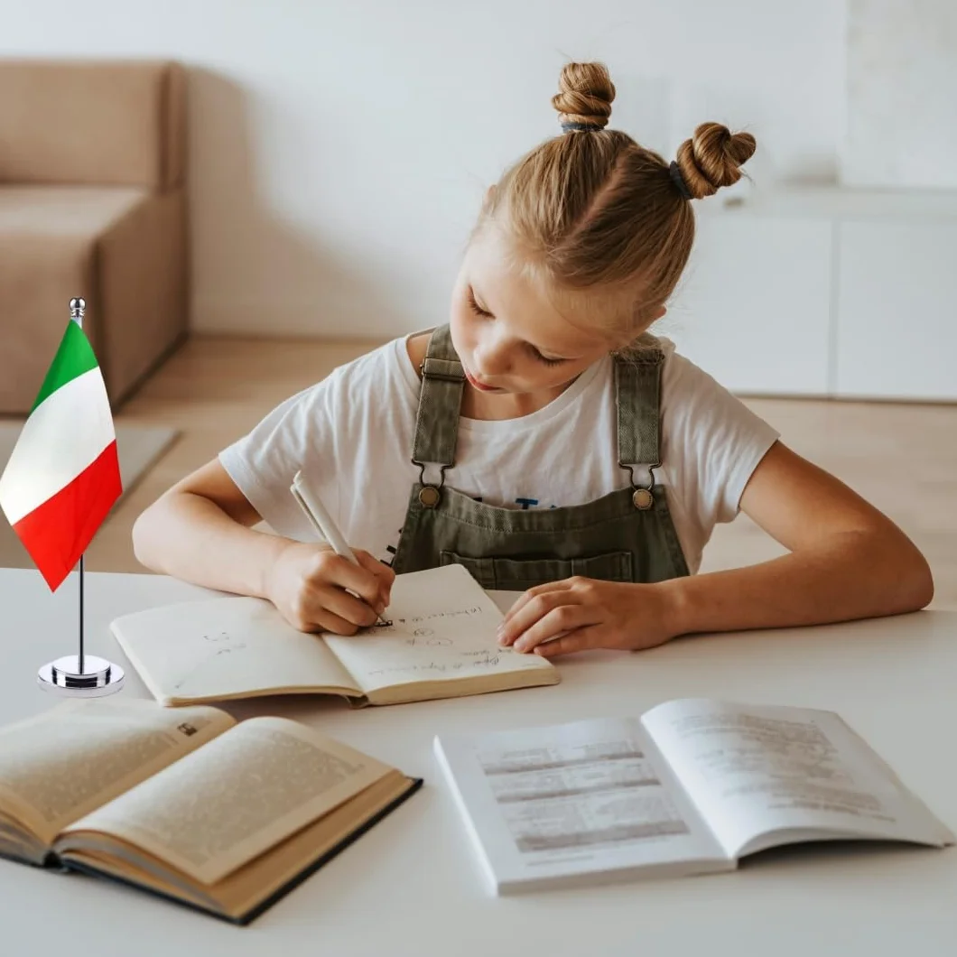 Flaga Włoch Bandiera Italiana 21x14 cm na biurko z polerowaną podstawą