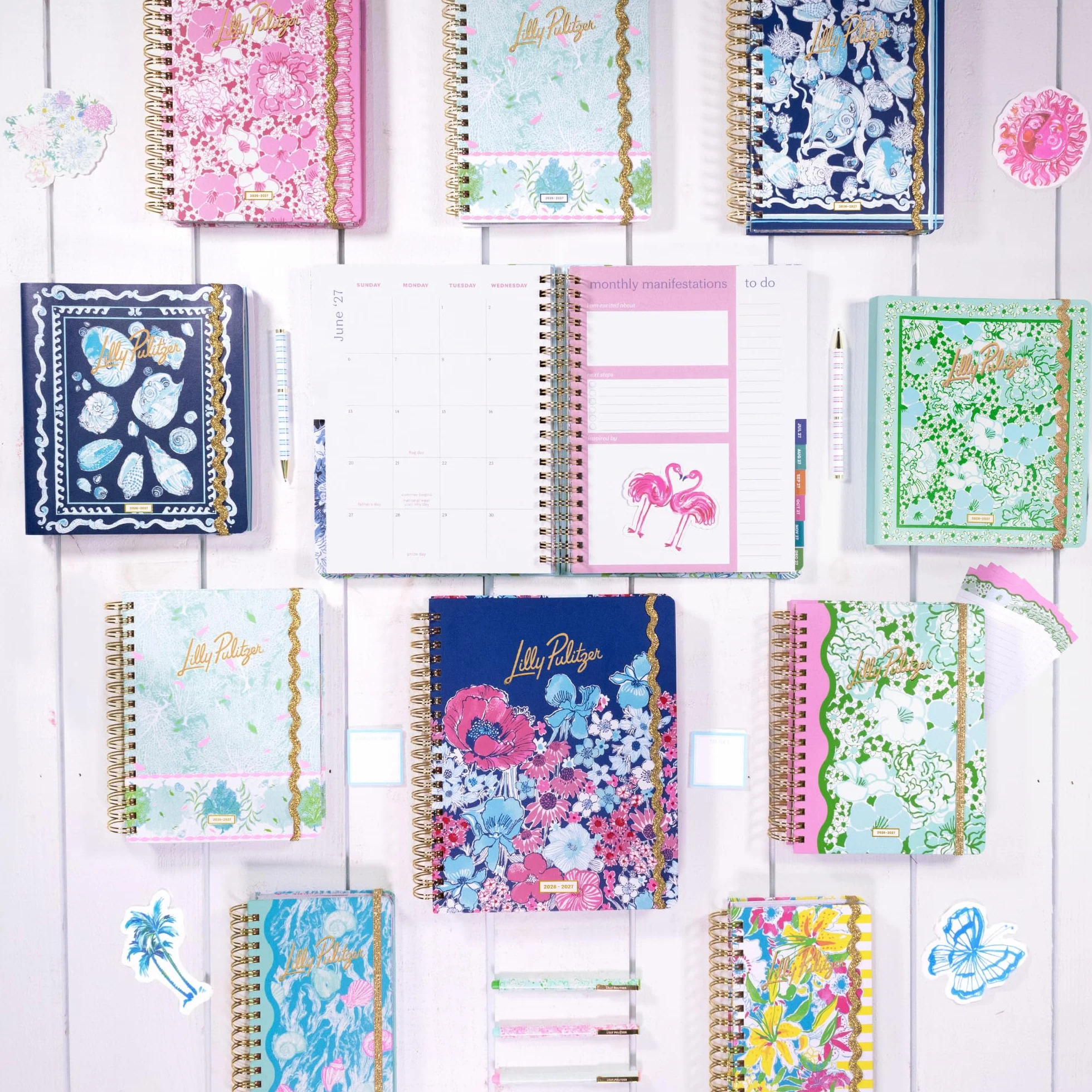 Lilly Pulitzer Grande agenda 17 mesi 17,1 x 22,5 cm, datata agosto 2026-dicembre 2027, rilegatura a spirale dorata e chiusura elastica, layout settimanali e mensili, adesivi, pagine di viaggio e
