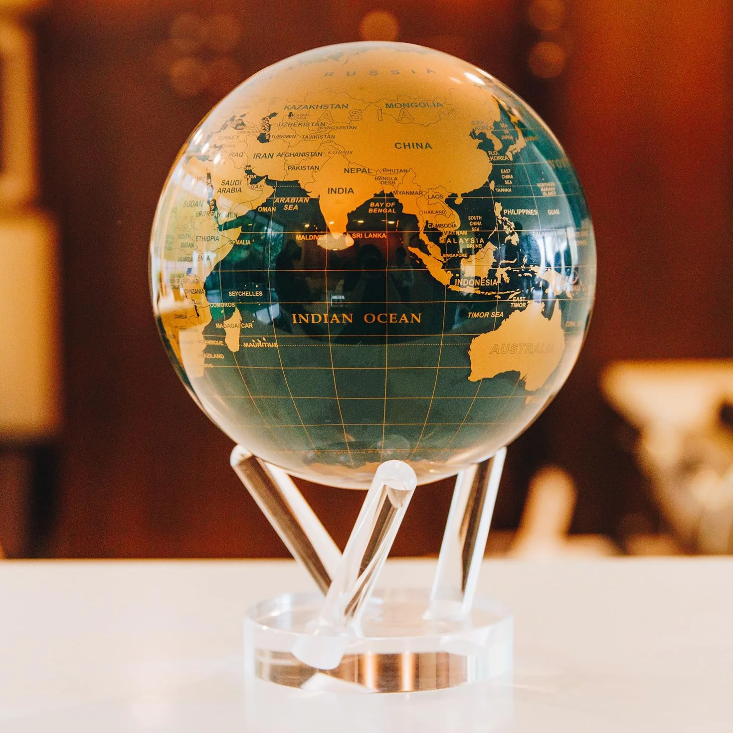 MOVA Globes Venere Classico (4,5") | Mappamondo Auto-Rotante a Energia Luminosa |Silenzioso, Senza Batterie né Fili |Decorazione da Scrivania o Idea Regalo Globo Spazio
