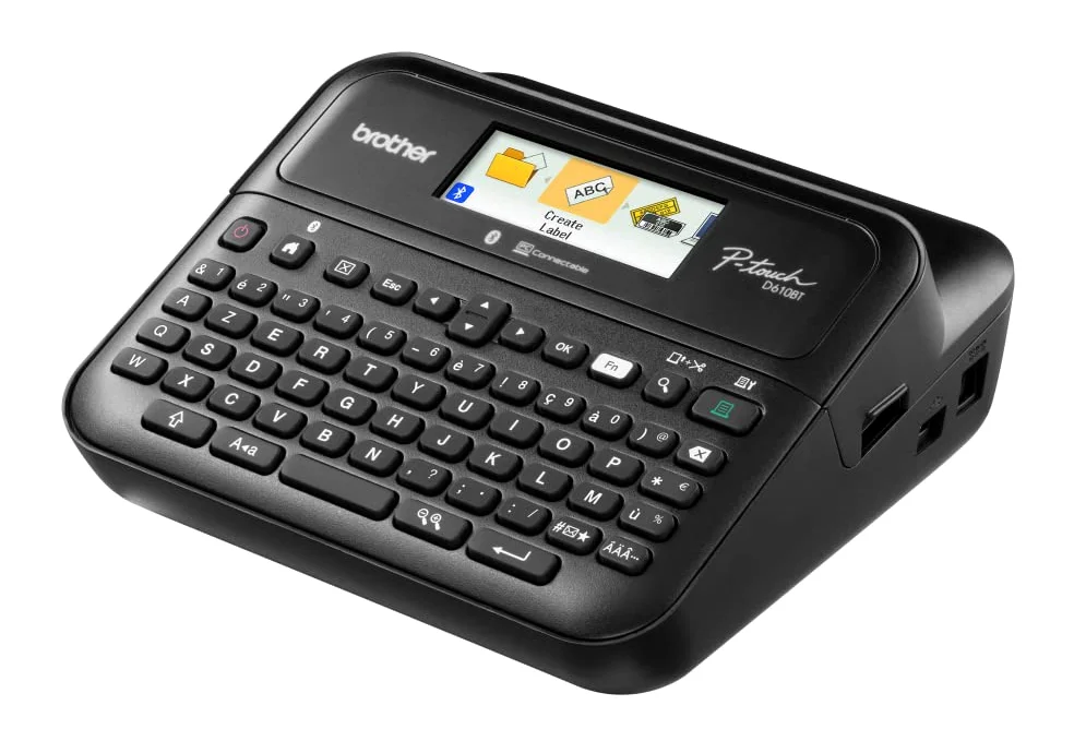 Brother PTD610BTVP | Etichettatrice Desktop Professionale | Collegabile a PC | Tastiera QWERTY |Display LCD | Nastri TZE fino a 24 mm | Valigetta e alimentatori inclusi
