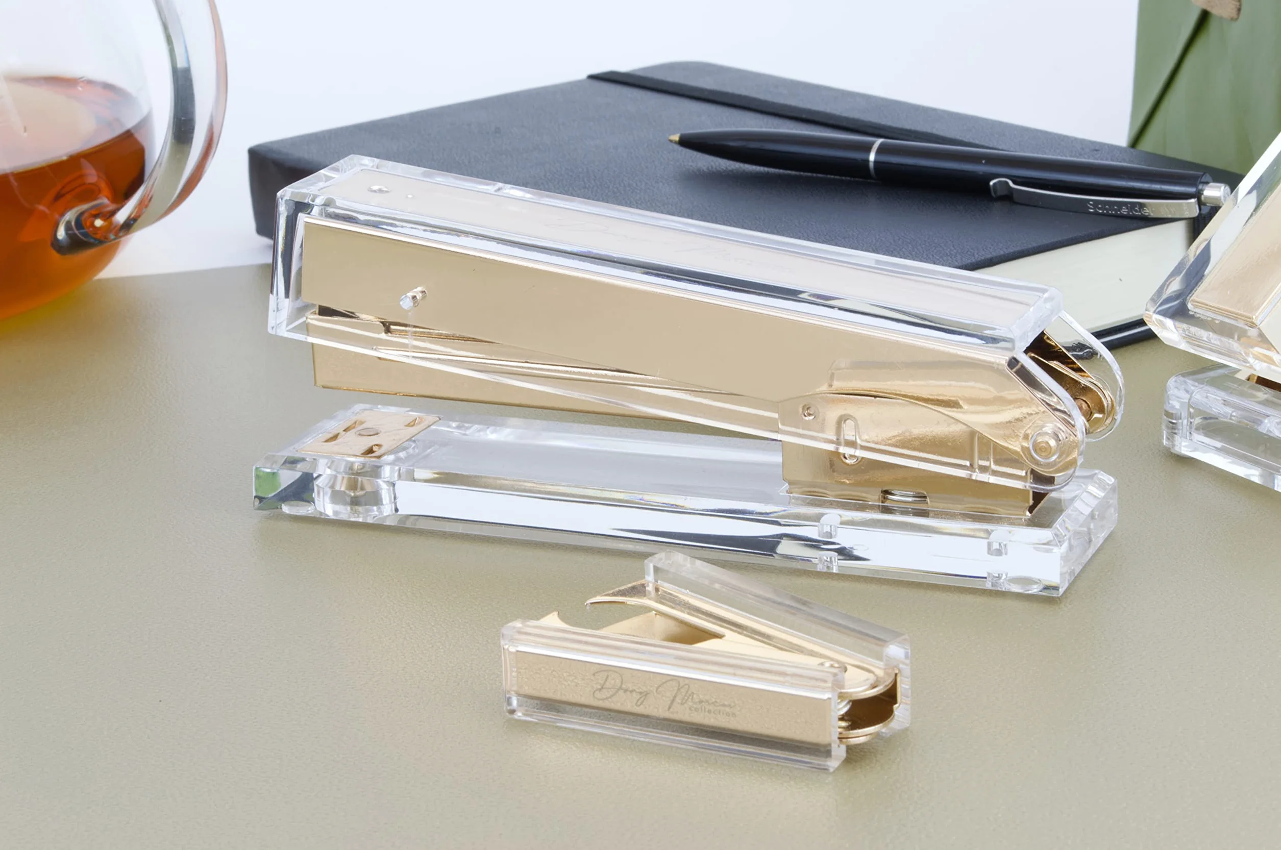 Set cucitrice + levapunti, in materiale acrilico trasparente e metallo color oro, pinzatrice per graffette 24/6, fissa 25 fogli