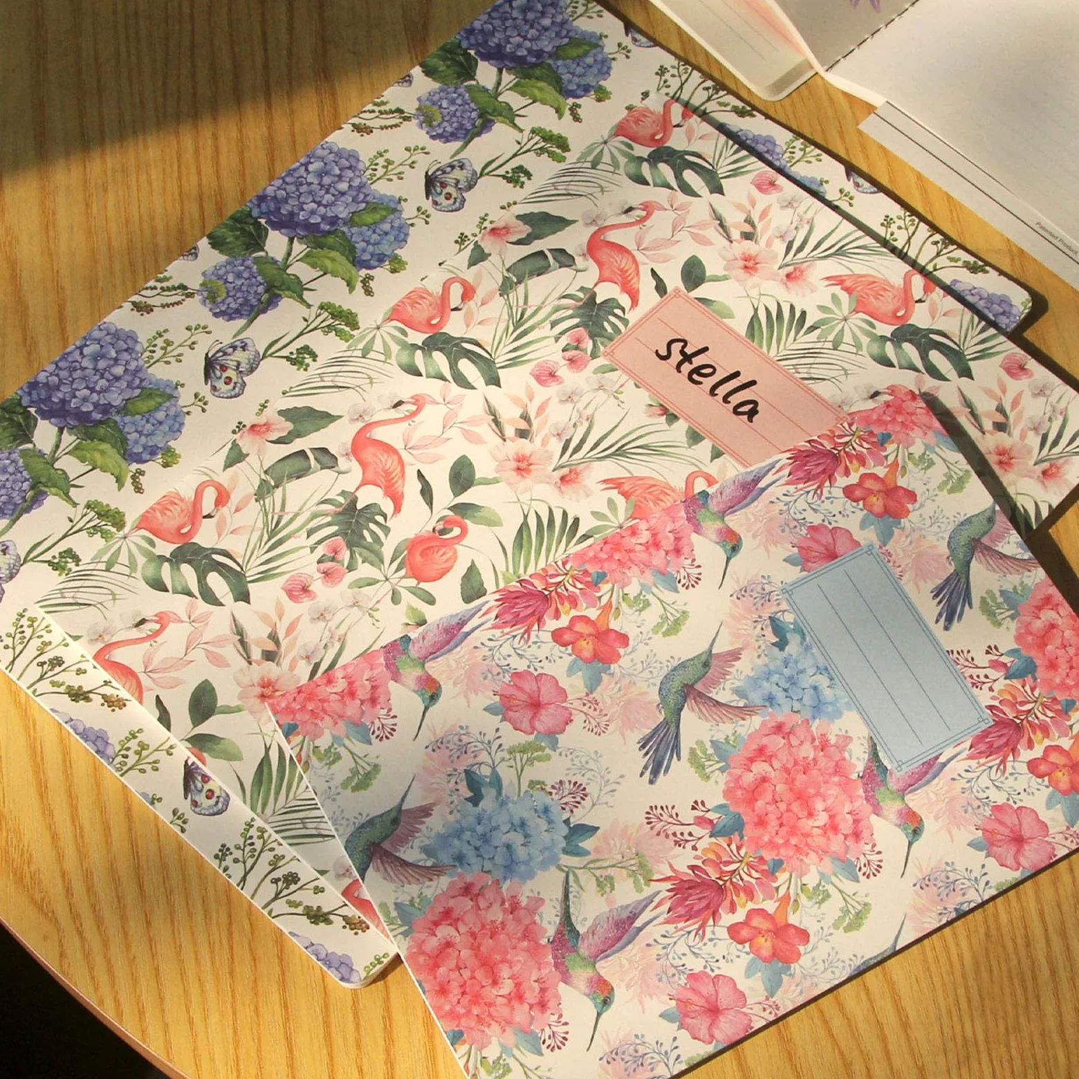 Quaderni a righe A4 con copertina morbida, confezione da 15 (210 x 297 mm, 64 pagine, 70 g/m²). Serie floreale tropicale: Flamingo Glow, Hummingbird Bloom, Butterfly Dew (5 ciascuno). Perfetto