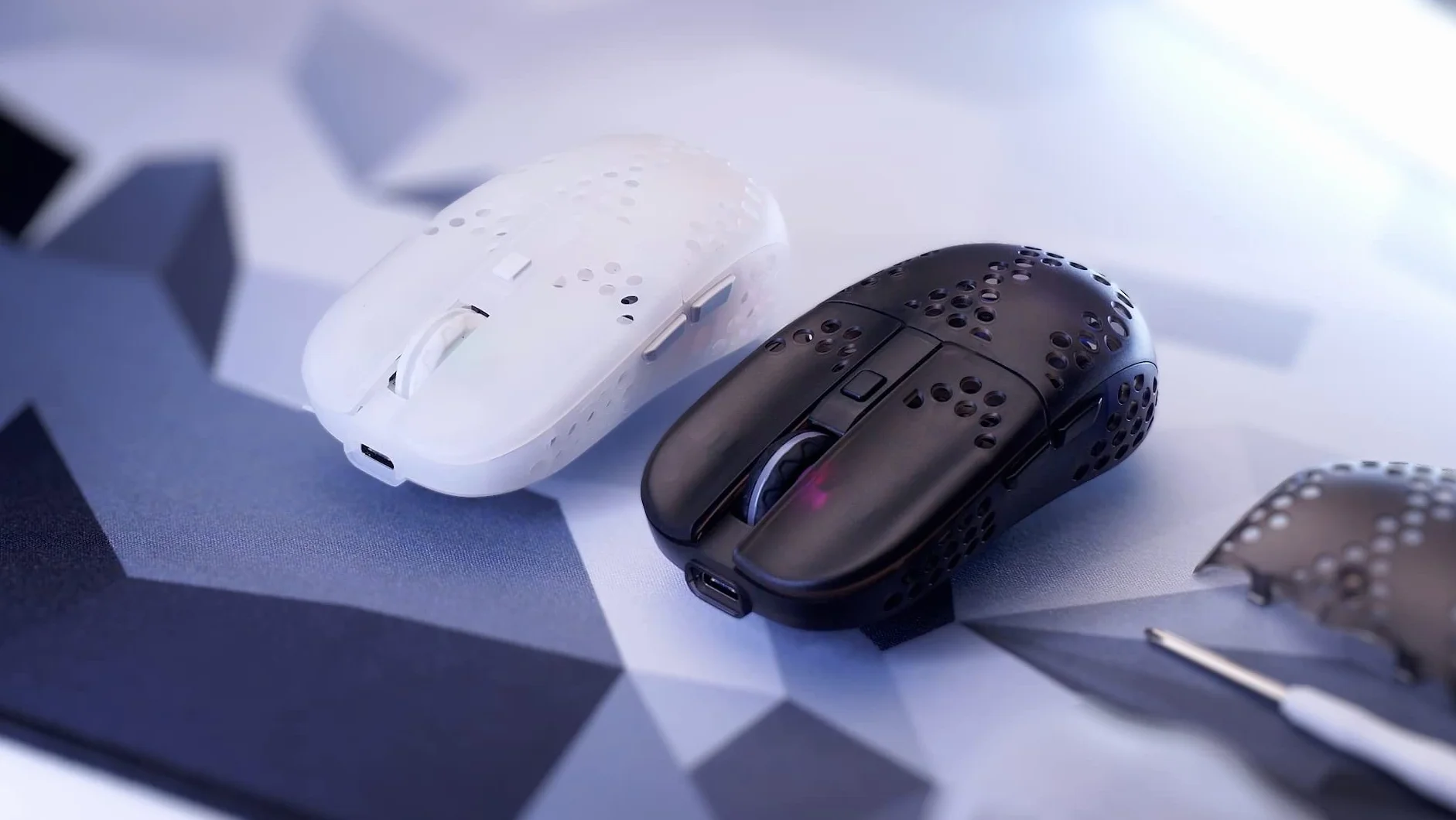 Xtrfy MZ1 Wireless, Mouse da Gioco Senza Fili Ultraleggero, Radio 2,4 GHz, Forma Esclusiva per un Puntamento Ottimale, Illuminazione RGB, Ricaricabile, Nero