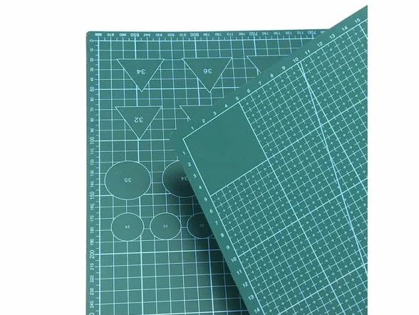 Tappetino da Taglio Scuola Tavolo Scrivania, Tappeto Bifacciale Auto Riparabile Rigenerante, Griglie su Entrambi i Lati stampate in Cm, Angoli, Goniometri, Linee Parallele e Figure.(FORMATO A1 VERDE)