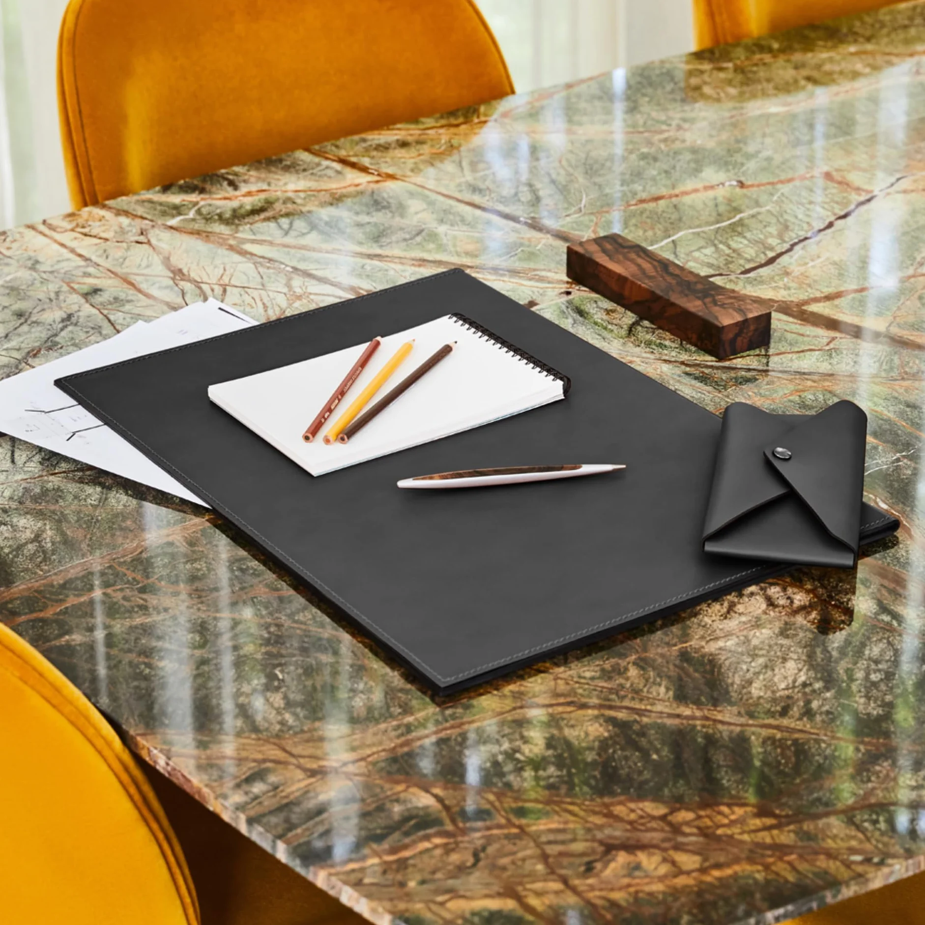 Eglooh - Gemini - Sottomano Scrivania Apribile in Cuoio Nero cm 50x35 - Sottomano Pieghevole con Struttura in Alluminio e Raffinate Cuciture Artigianali - Made in Italy