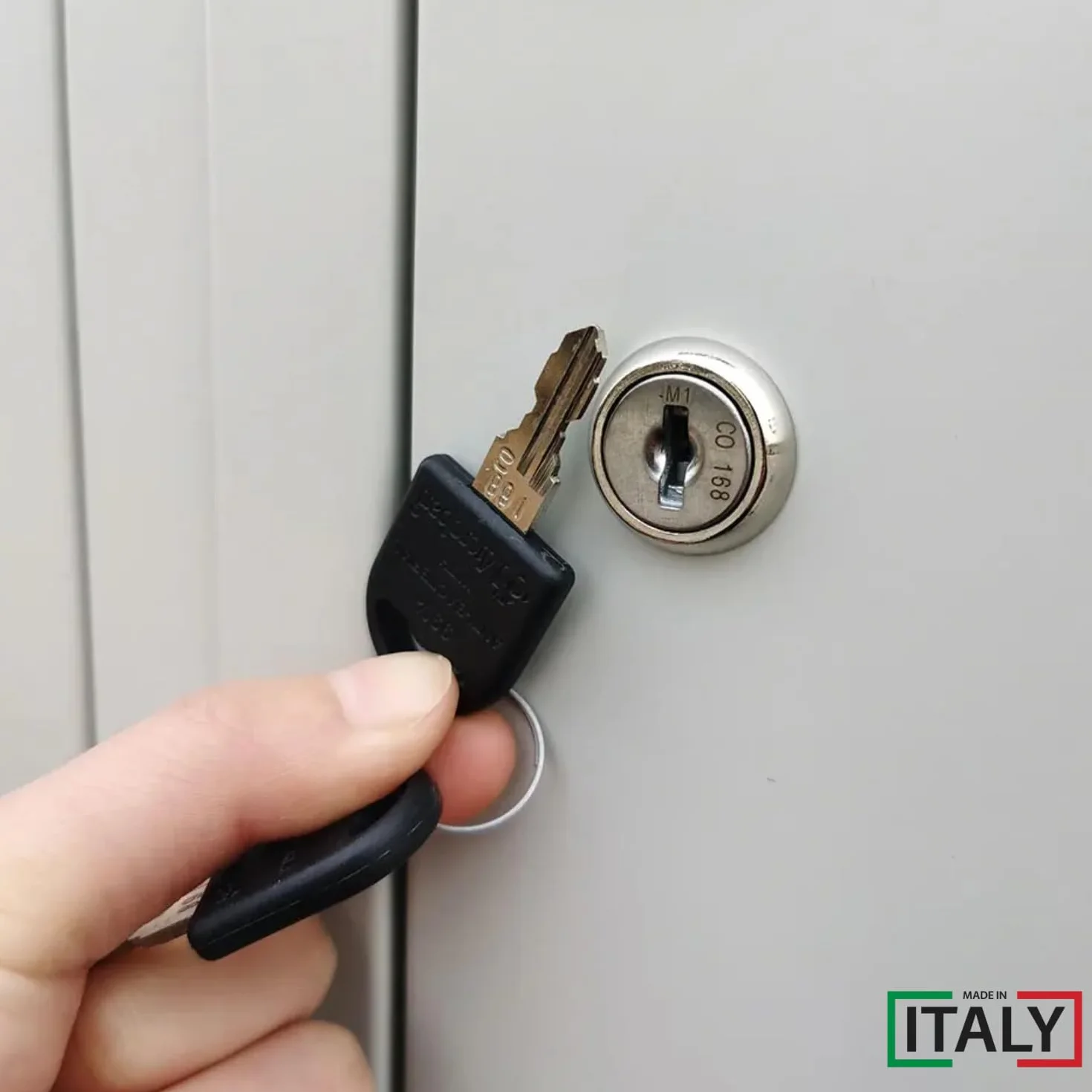 OWIJI Armadietto Spogliatoio Sporco Pulito Grigio Premium Quality Made in Italy 1 Anta 180x36x35 cm Lamiera Ripiano Appendiabiti Cartellino Armadio Palestra Ufficio Garage Salvaspazio Doppia Chiave