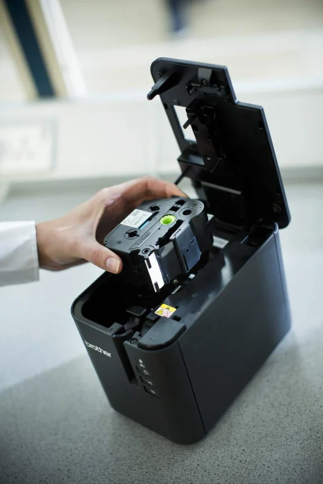 Brother PT-P900W | Etichettatrice Desktop Professionale |Collegabile a PC | Connettività USB e Wi-Fi