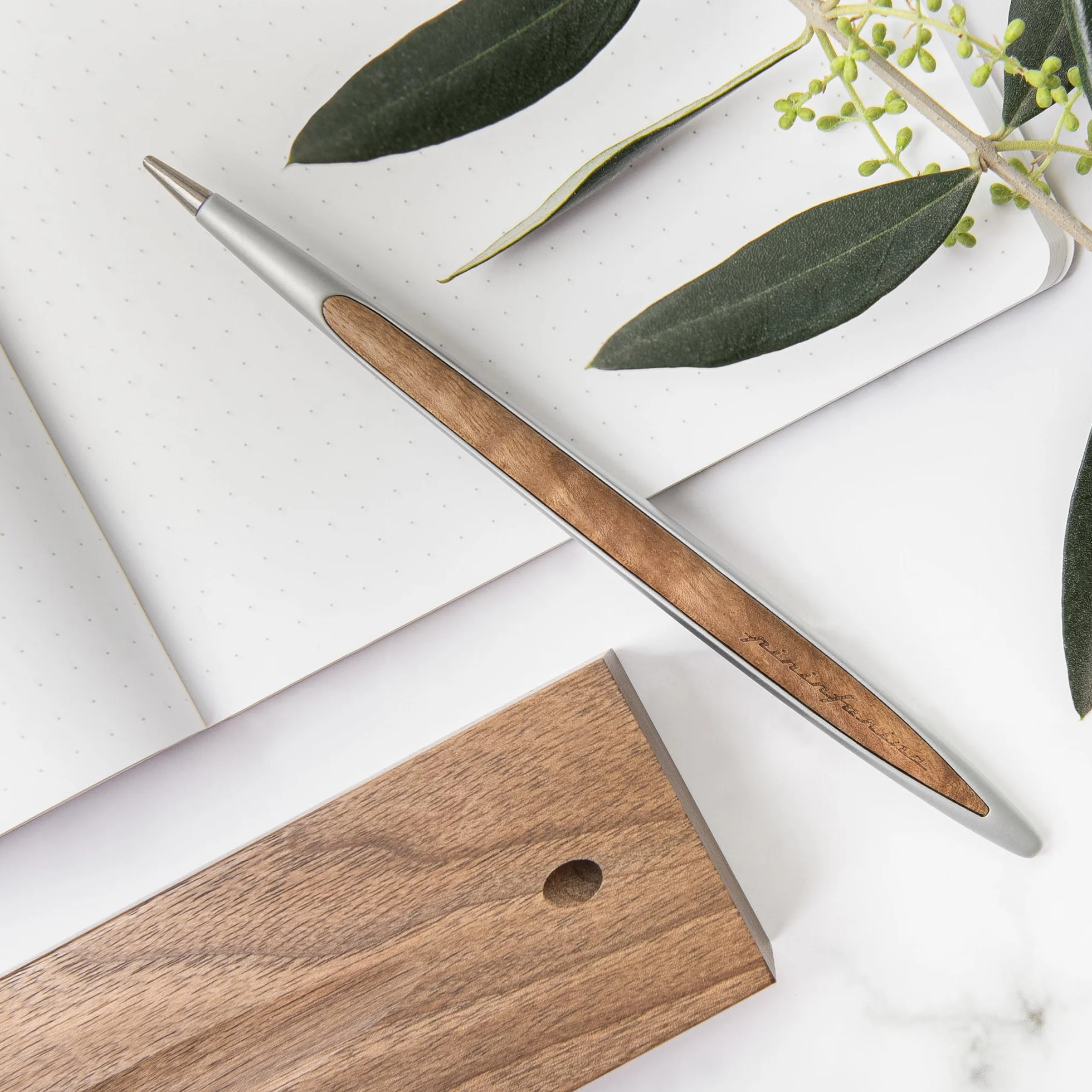 Pininfarina CAMBIANO CLASSIC | Stilo Ethergraf | Design Italiano - Strumento da Scrittura Senza Inchiostro | Oggetto di Design Lusso | Regalo Elegante con Supporto da Scrivania