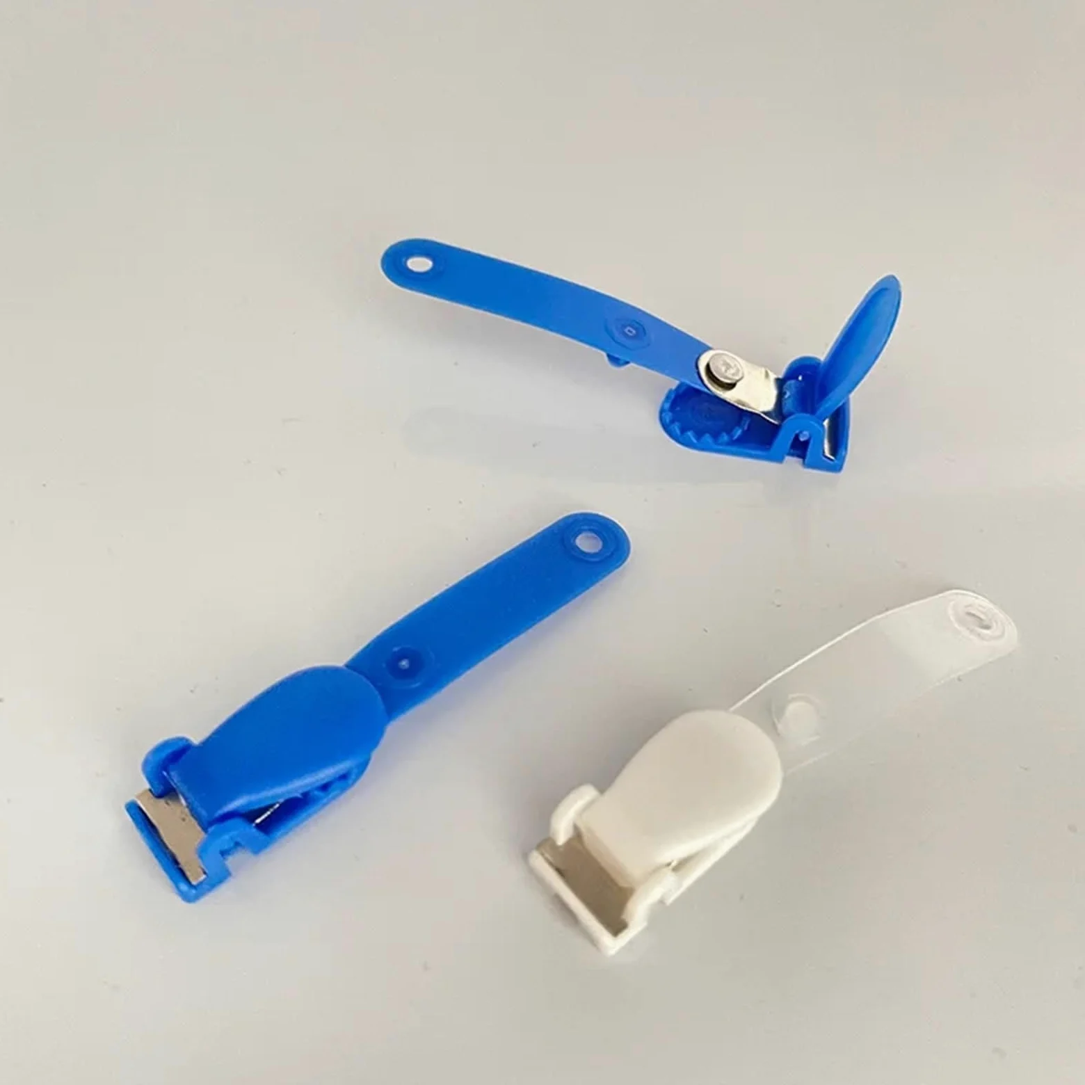 50 clip in metallo a costine, per badge e carte d'identità | Clip per badge in PVC resistente, confezione da 50 per un fissaggio sicuro della carta d'identità. Design a scatto facile.