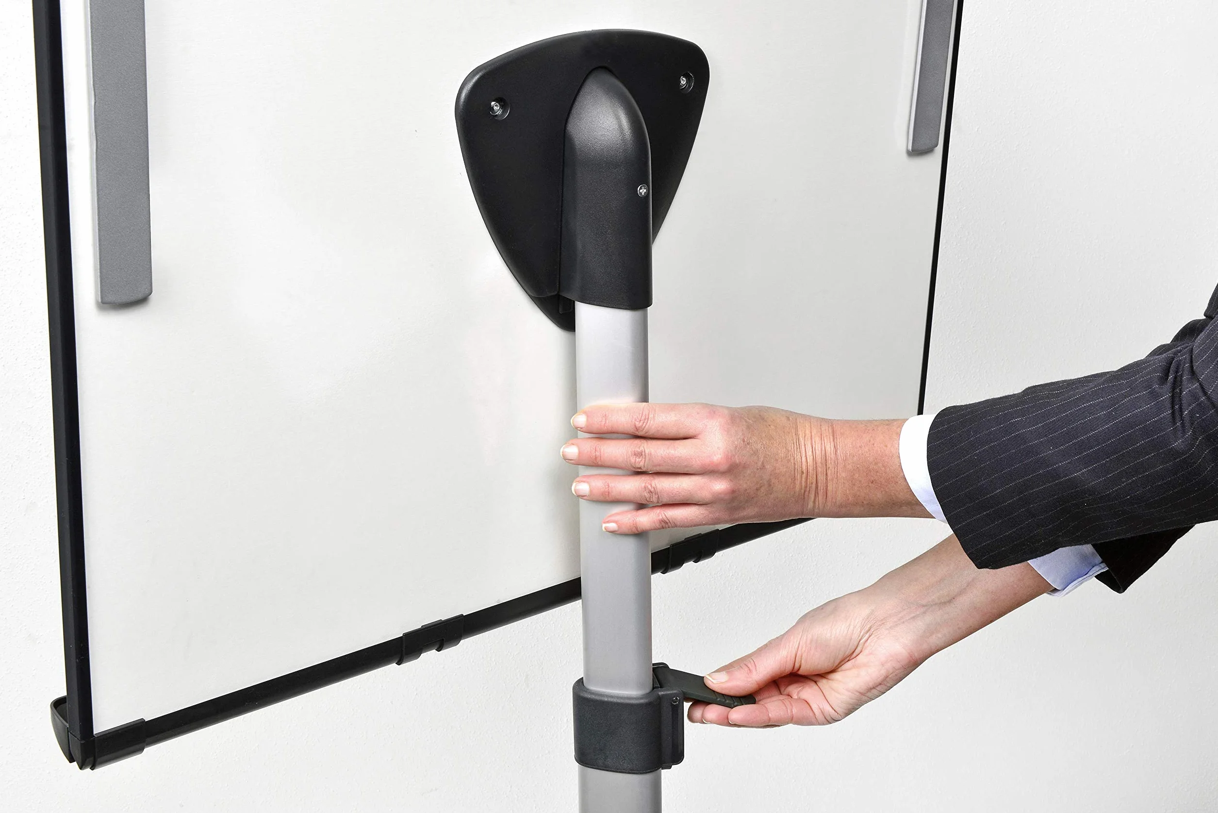 Legamaster Lavagna a fogli mobili triangolari universale – Superficie magnetica e lavabile a secco (68 x 105 cm) – Base rotonda – Nero – ideale per riunioni e brainstorming