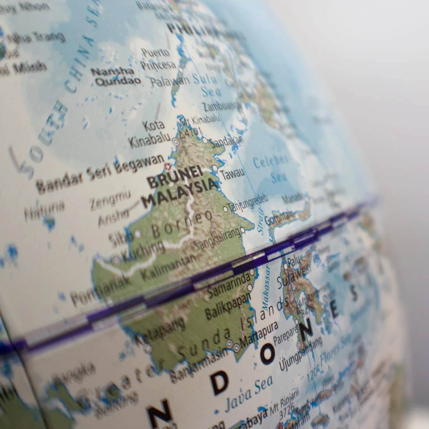Globo di Magellano Vasa con mappa politica o laminato a mano, freestanding senza meridiano diametro 32 cm, globo con piede in legno marrone rossiccio scala 1:40.000.000 32 cm