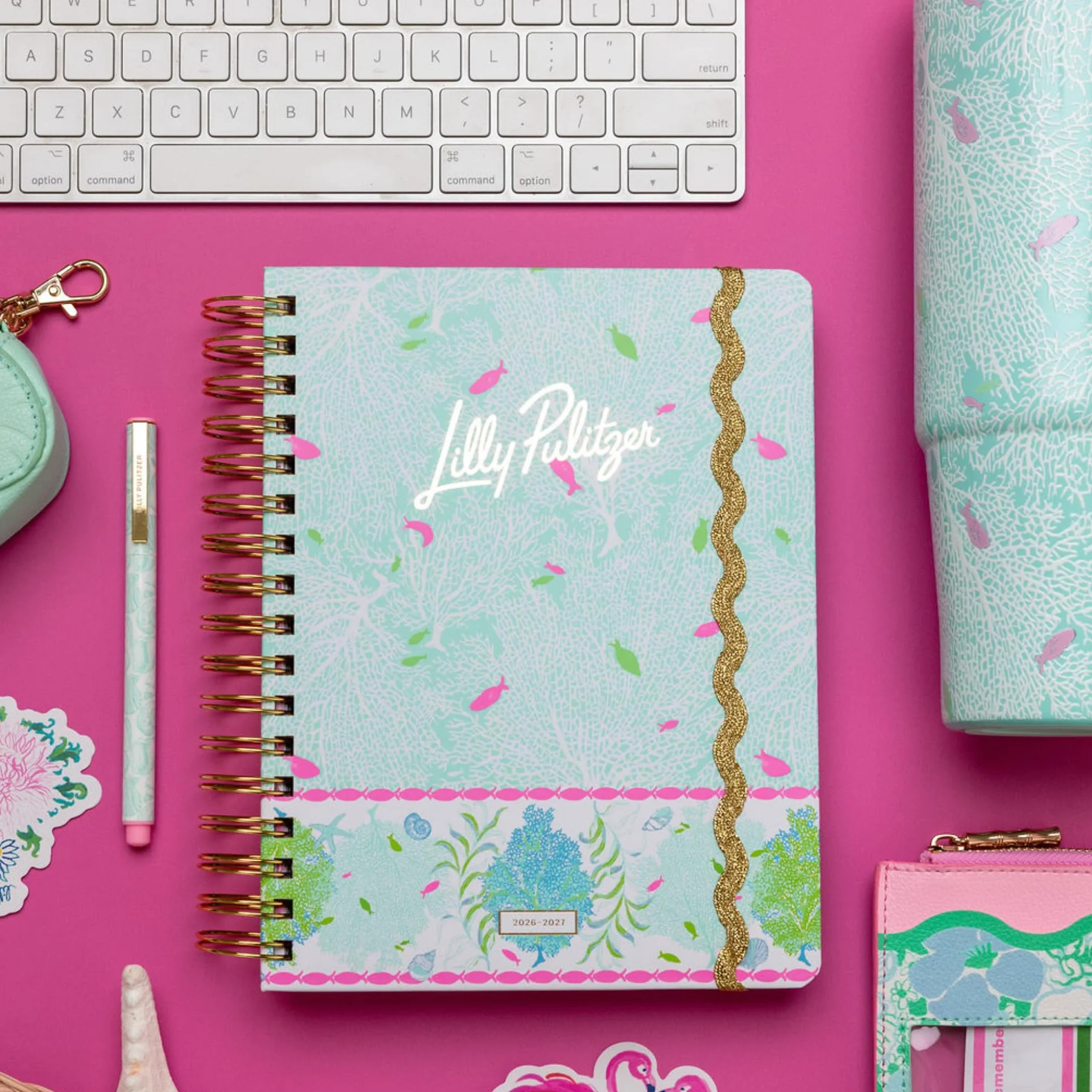 Lilly Pulitzer Grande agenda 17 mesi 17,1 x 22,5 cm, datata agosto 2026-dicembre 2027, rilegatura a spirale dorata e chiusura elastica, layout settimanali e mensili, adesivi, pagine di viaggio e