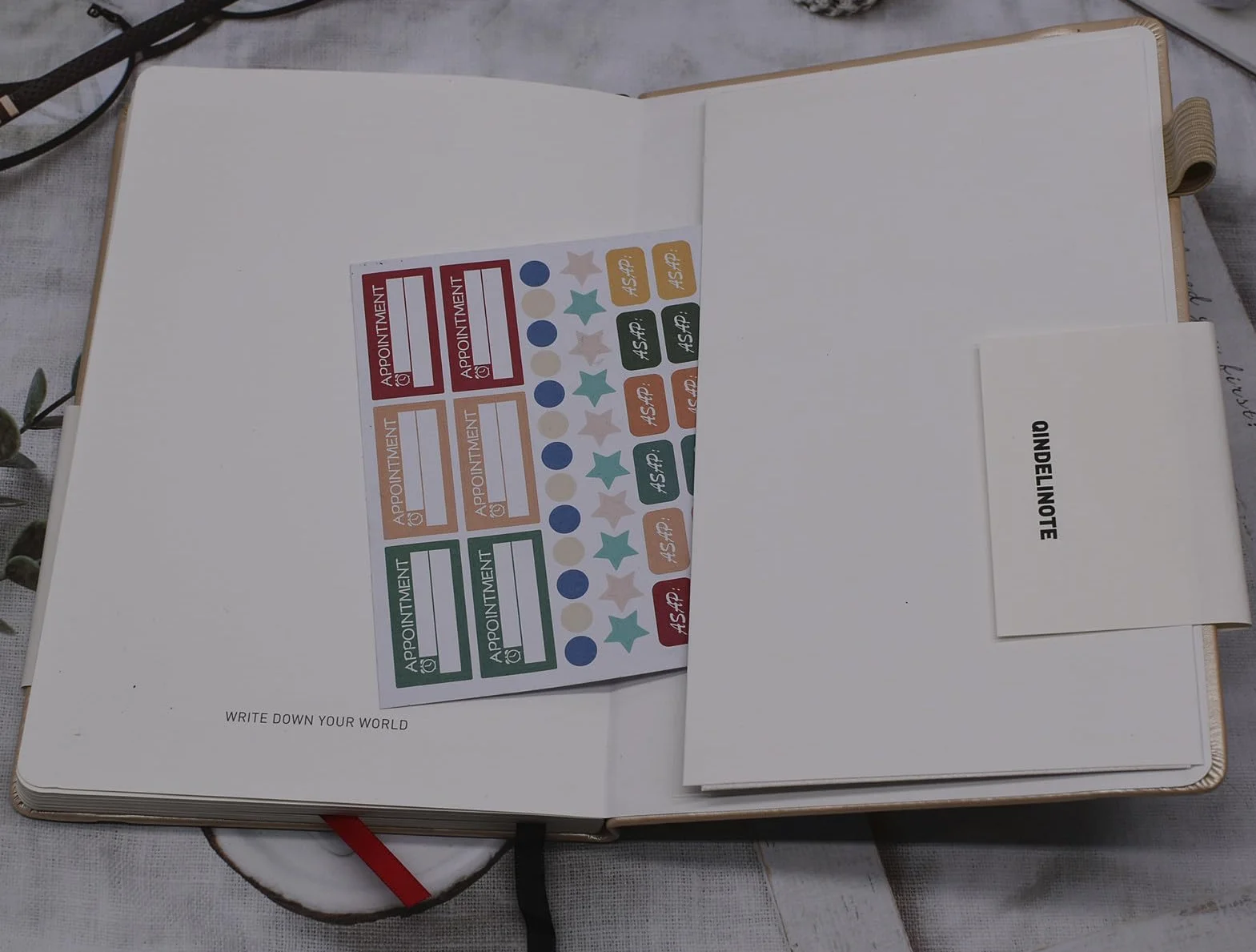 Taccuino a righe formato A5, 192 pagine numerate, con copertina rigida, 100 g/m², carta senza sbavature, copertina rigida con segnalibri, portapenne, tasca interna (verde)