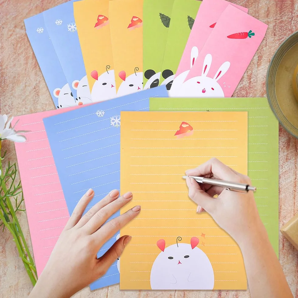Set di Carta da Lettere e Buste Colorate 24+12 Animali Carini per Inviti Scuola Ufficio Casa Biglietti di Auguri (4 colori)
