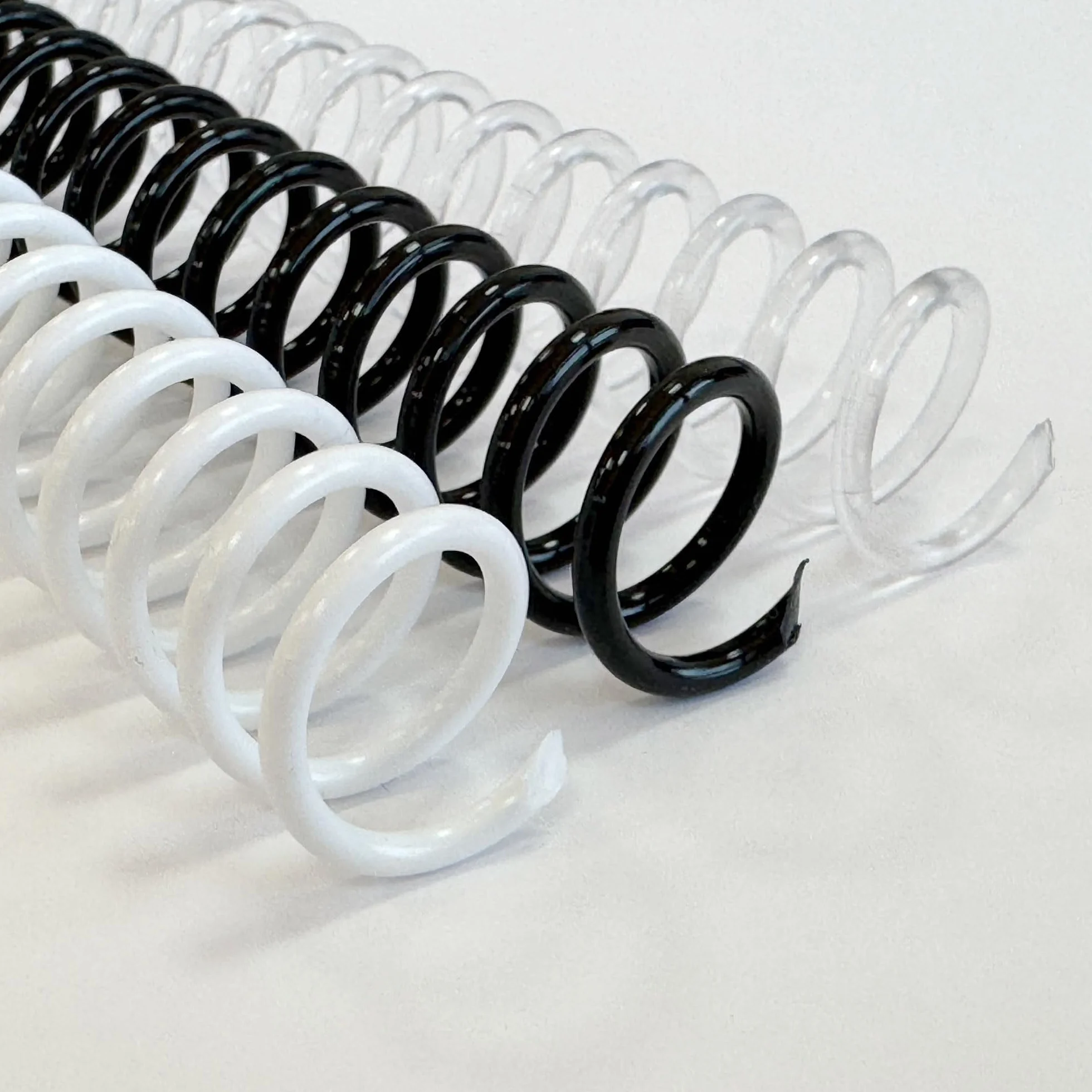 Spirale Plastica 5:1 12 mm A4 MiniPACK Scatola 25 Trasparente Bianco e Nero