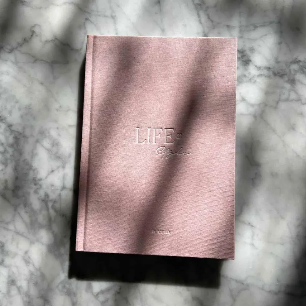 LIFE&Style Planner di Leonie Hanne, diario giornaliero per gratitudine, lavoro e benessere con suggerimenti riflettenti, pianificazione settimanale degli obiettivi, approfondimenti di stile, agenda di