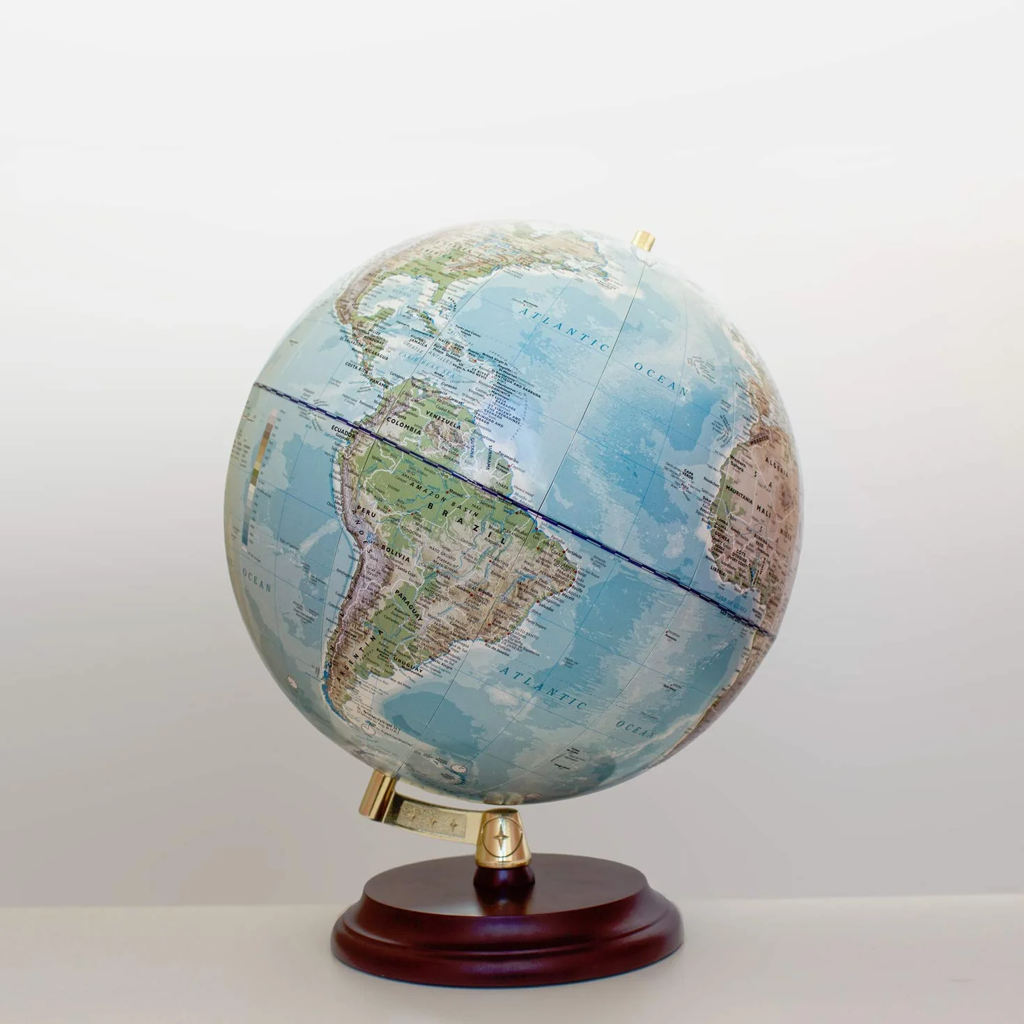 Globo di Magellano Vasa con mappa politica o laminato a mano, freestanding senza meridiano diametro 32 cm, globo con piede in legno marrone rossiccio scala 1:40.000.000 32 cm