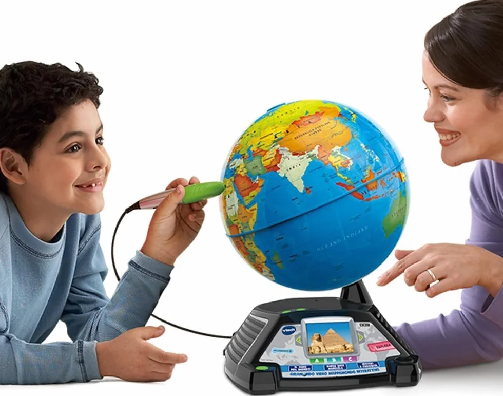 VTech Giramondo Video Mappamondo Interattivo Bambini con Penna Touch 2.7" 600 Video BBC Giochi Educativi Quiz Lingua Italiana 7-99 Anni