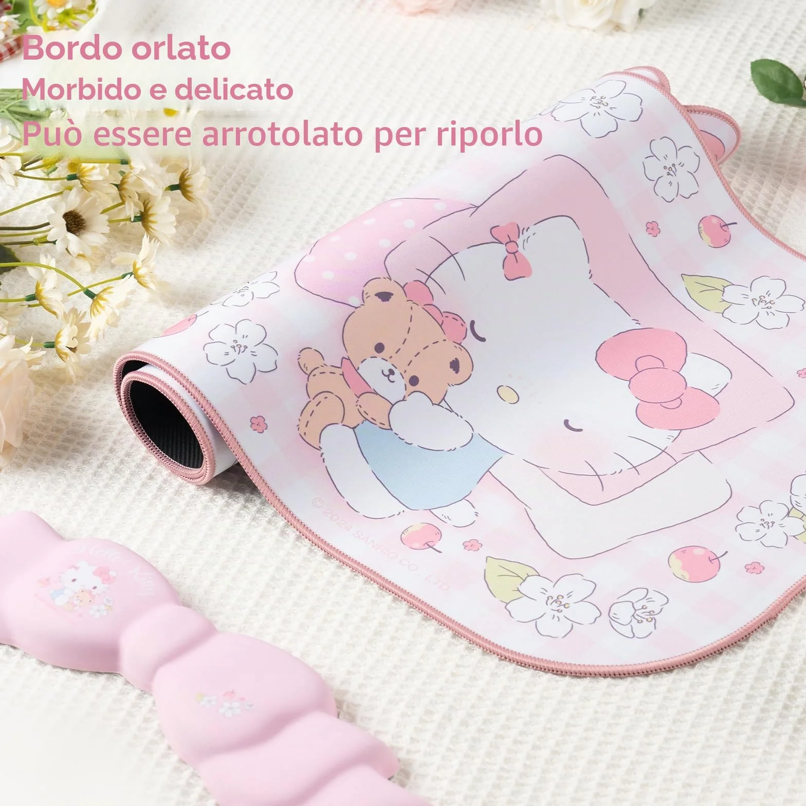 Kuitmor Set Tappetino Anime Kawaii con Supporto Polsi - Tappetino Antiscivolo e Cuscino Polsi Memory Foam a Fiocco per Tastiera e Mouse, Ideale per Gaming e Ufficio Casa - Hello Cat (Rosa)