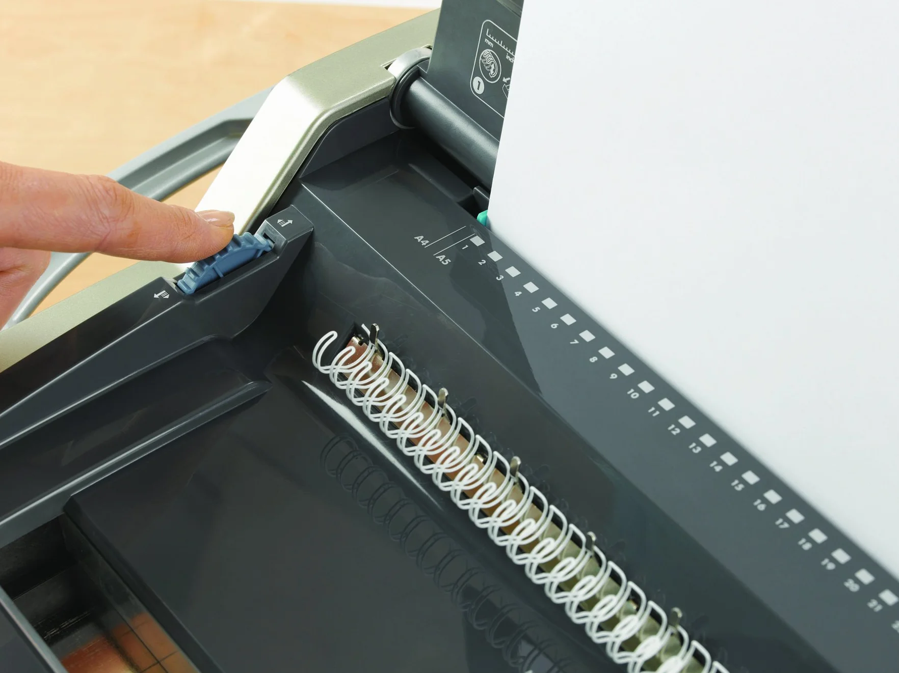 Fellowes 5622401 Rilegatrice a Dorsi Metallici Galaxy Wire, Manuale, Capacità di Rilegatura 130 Fogli