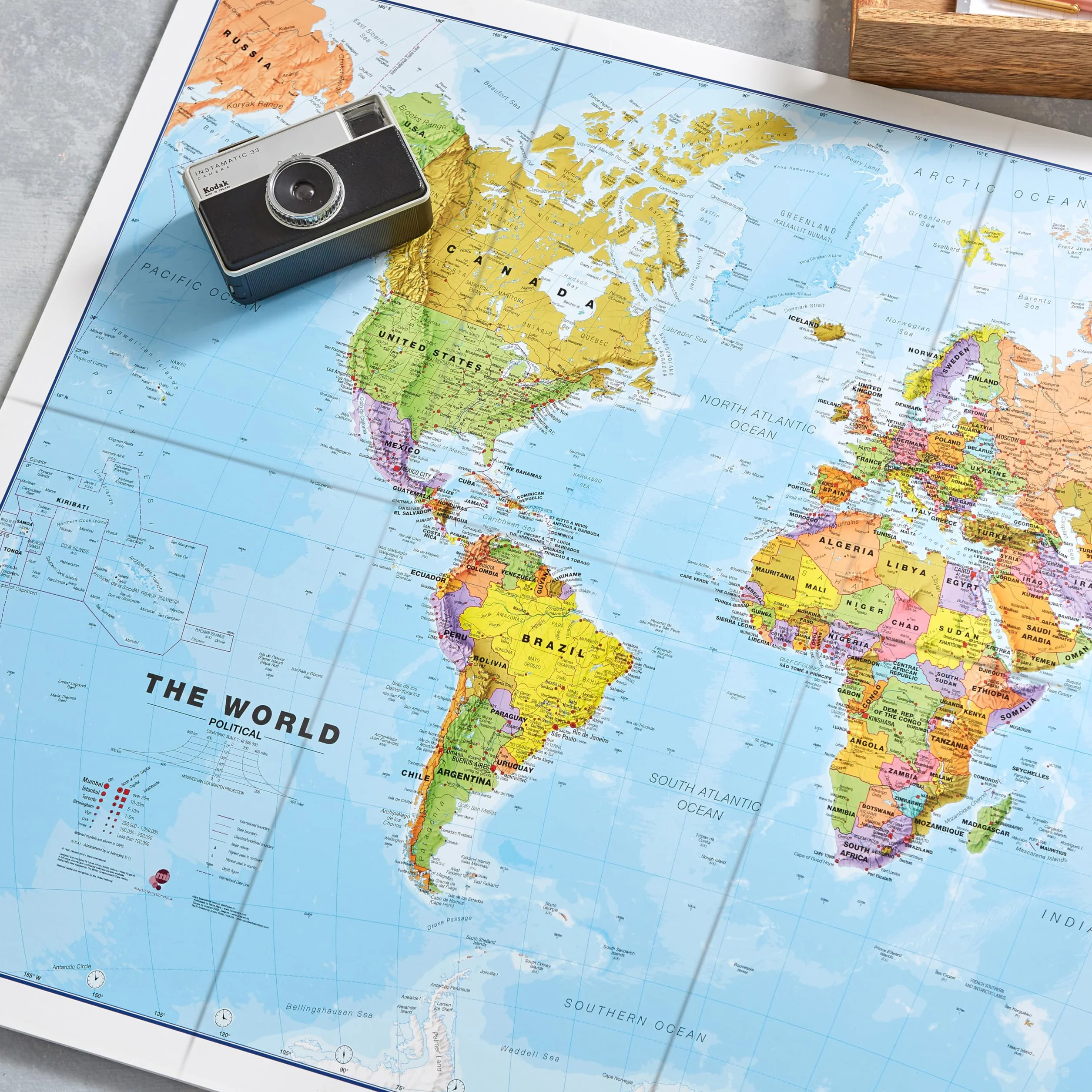Maps International Mappa del mondo Carta artistica in seta Aggiornato 2026 Formato piegato 84,1x59,4 cm