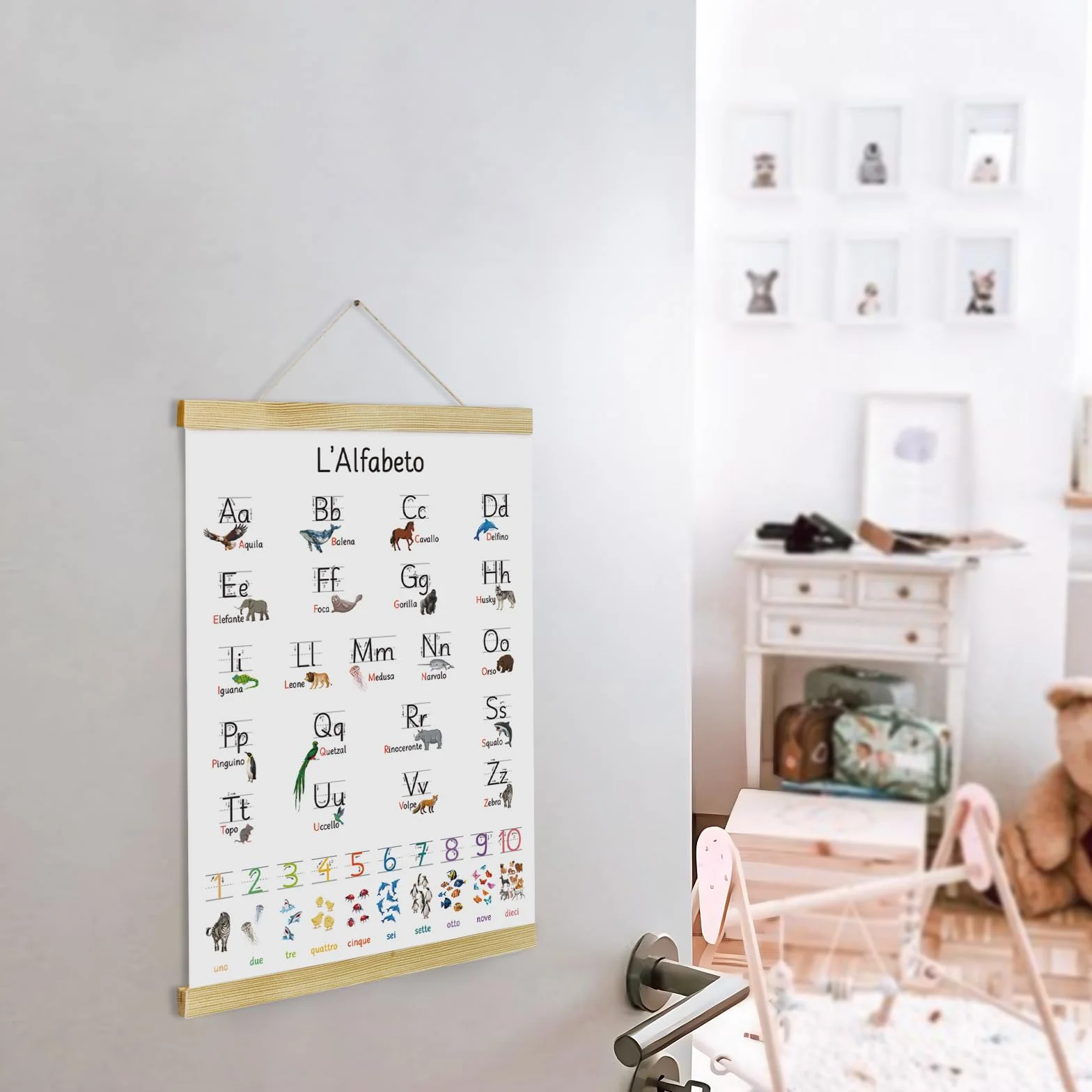 GEBETTER Alfabetiere Murale da Appendere Scuola con Numeri Animali, Poster Lettere Italiano Abecedario da Muro