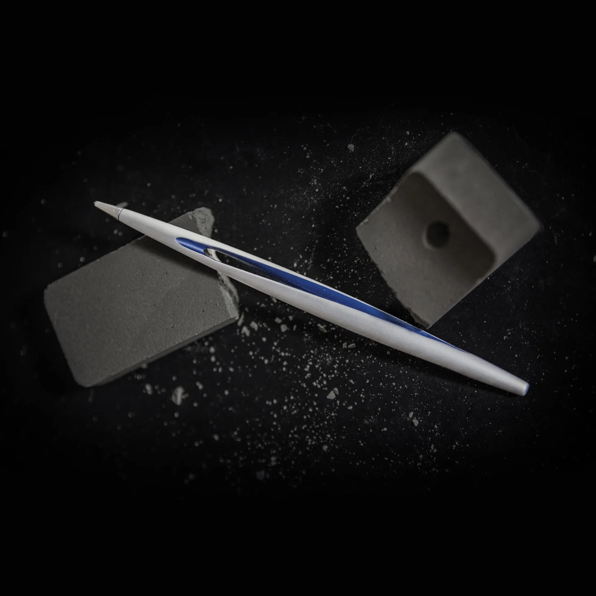 PININFARINA AERO | Stilo Ethergraf Design Italiano | Strumento da Scrittura Futuristico Made in Italy | Oggetto Design Lusso | Regalo Elegante | Materiali Aerospaziali e Supporto Cemento | Blu