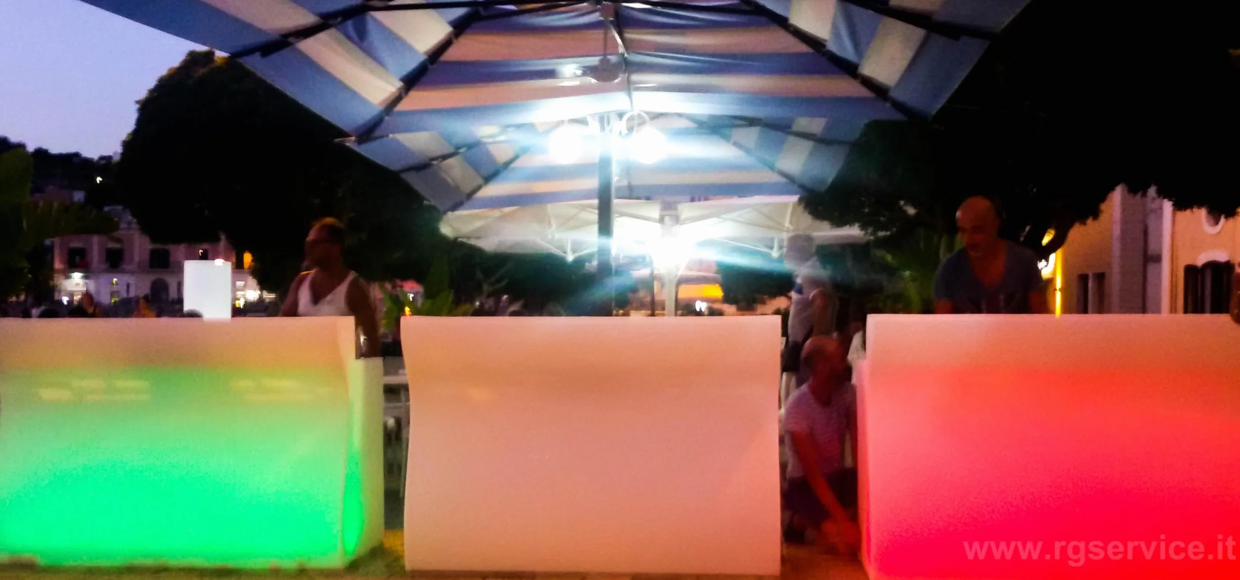 R.G.Service Bancone Reception Desk Bar Bart in Polietilene Luminoso Modulare per esterni ed interni. Accoglienza Brillante, trasforma i tuoi spazi con Il Desk Bar.