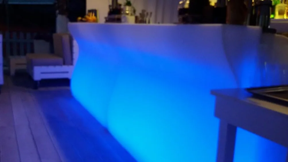 R.G.Service Bancone Reception Desk Bar Bart in Polietilene Luminoso Modulare per esterni ed interni. Accoglienza Brillante, trasforma i tuoi spazi con Il Desk Bar.