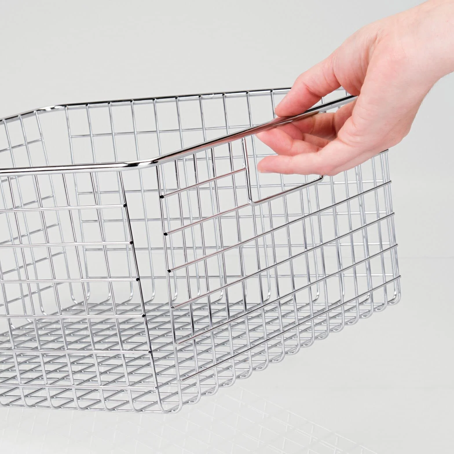 mDesign Organizer scrivania per posta, carte e cancelleria – Cesta metallo per uffici, scuola, camere da letto, cucine, bagni, garage – Cesta portaoggetti con manici incorporati – Set da 4 – cromato