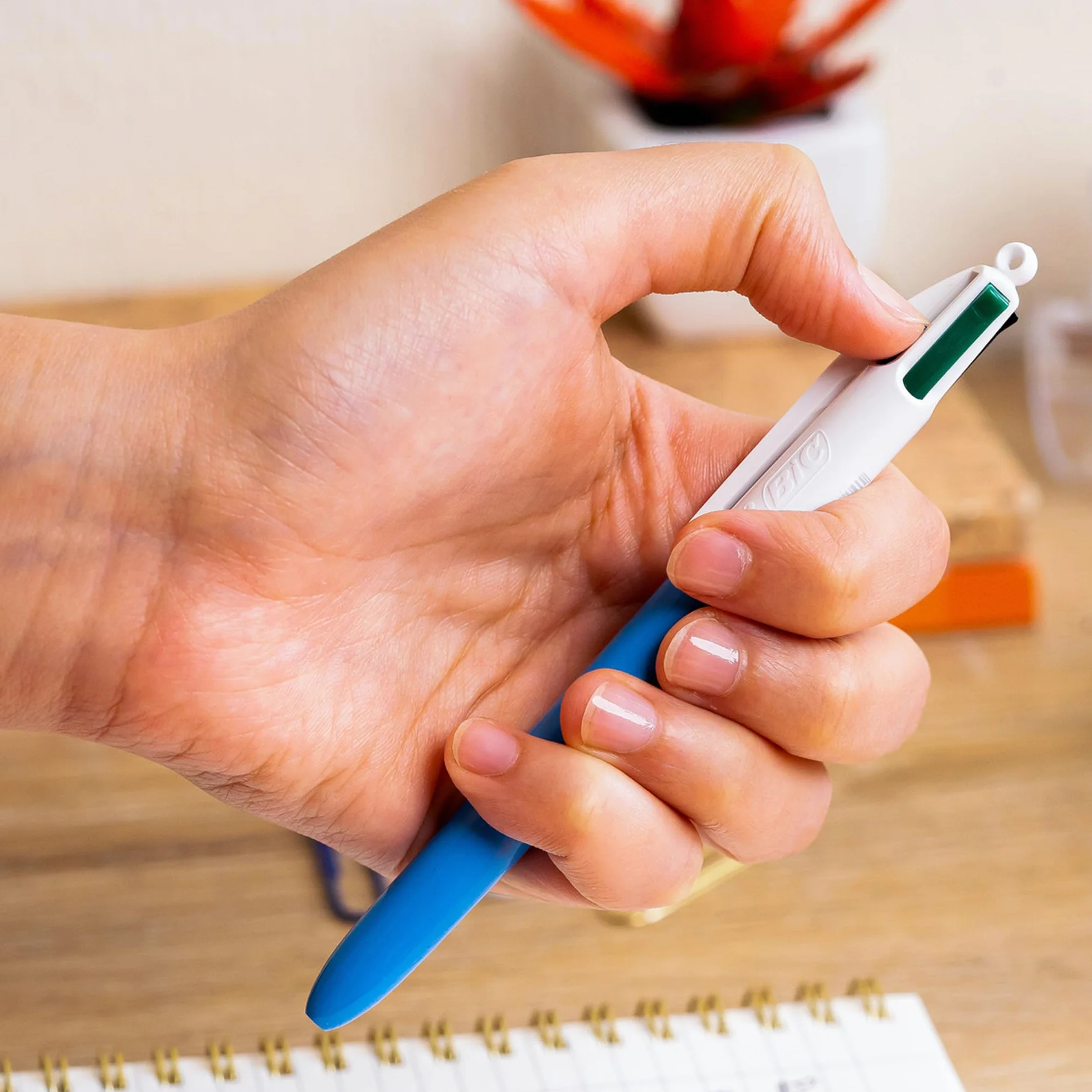BIC 4Colori Fun, Penne a Sfera Multicolore a Scatto, Inchiostri Classici e Pastello, 3 Unità