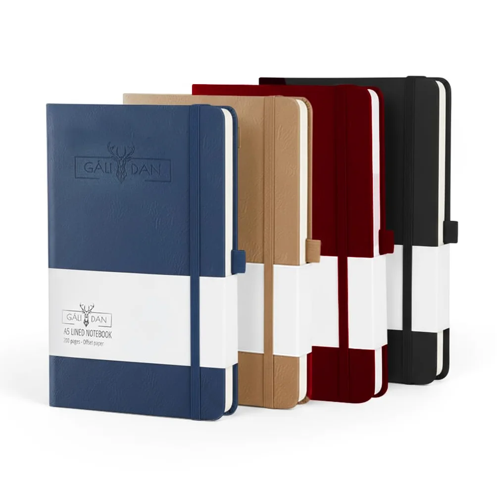 Confezione da 4 quaderni A5 con copertina in pelle PU goffrata | 200 pagine a righe - carta offset- tasca posteriore- porta penna- fascia elastica contenitore- segnalibro con ciondolo