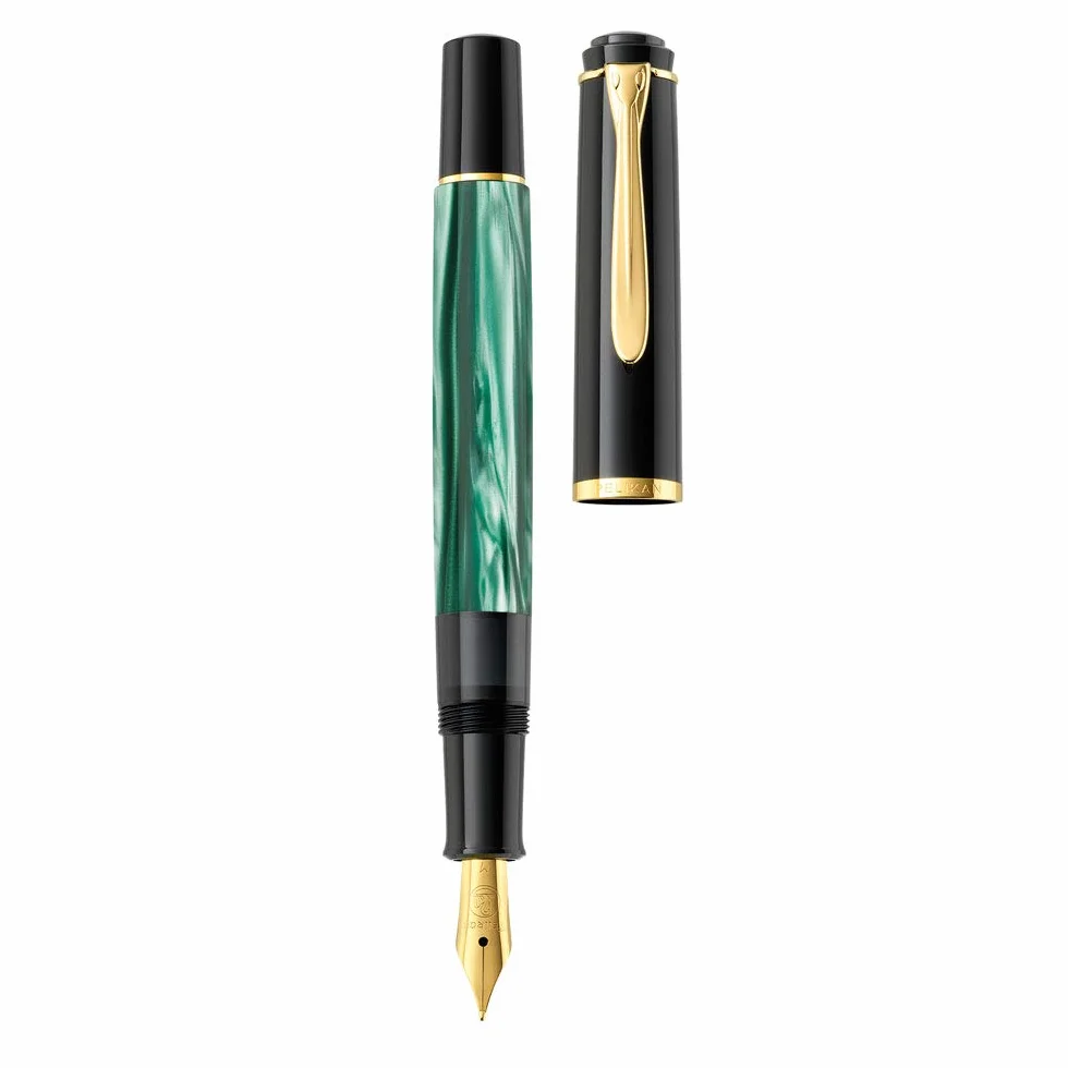 Pelikan 984195 - Penna Stilografica Linea M200 Classic, Verde Marmorizzato/Nero, Dettagli Oro 24K, Pennino in Acciaio Inossidabile, Dimensione M, in confezione regalo