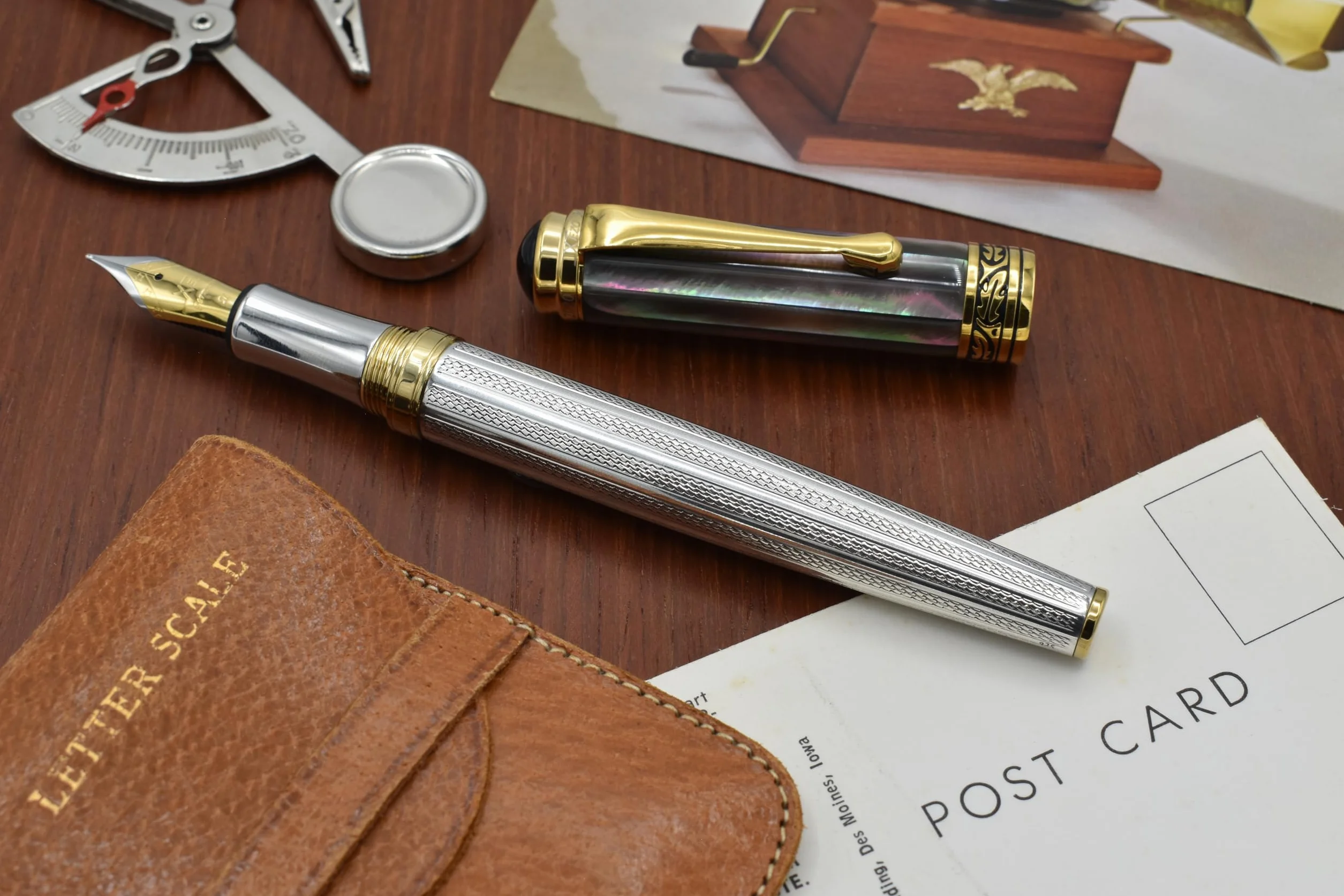 Xezo Penna stilografica Maestro, pennino medio. Argento 925 sterling con madreperla nera di Tahiti e placcatura in oro 18 carati. Realizzata a mano, edizione limitata, numerata