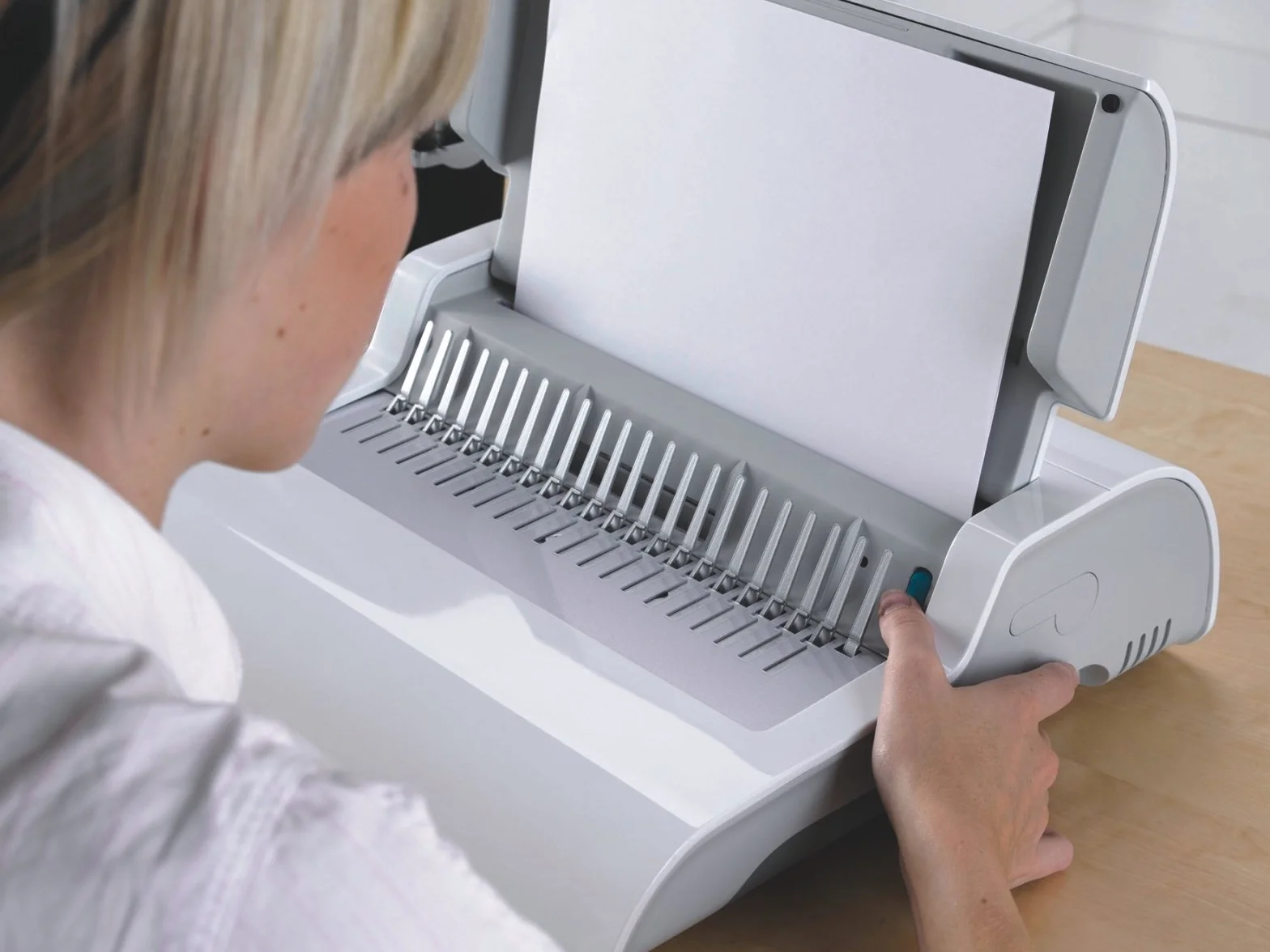 Fellowes 5620701 Rilegatrice Elettrica a Dorsi Plastici Pulsar-E, Capacità di Rilegatura 300 Fogli