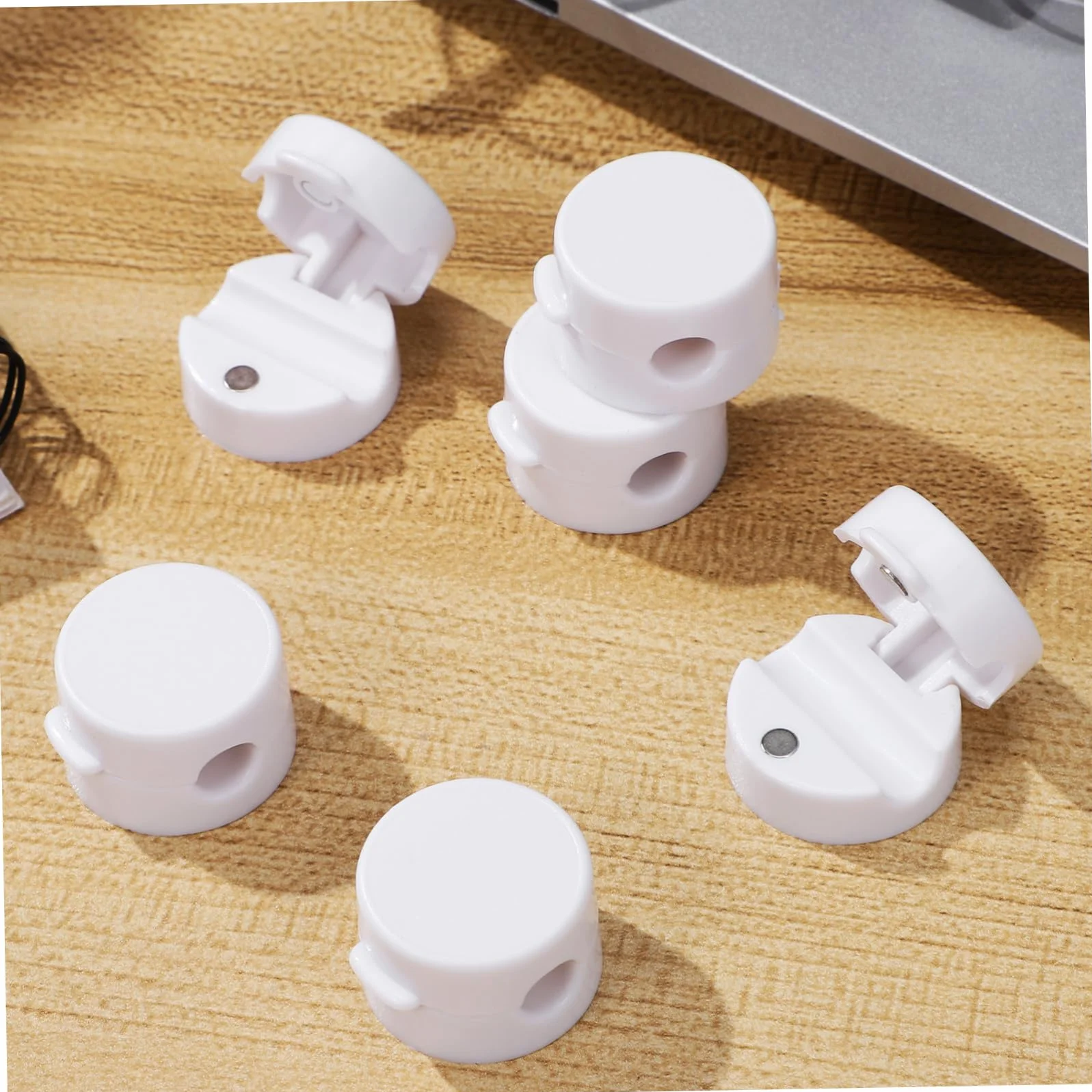 6pezzi Clip Magnetiche per Cavi Organizzatore per Cavi Adesivo Chiusura Magnetica per Auto Uffici Casa Fissaggio Sicuro Tenuta Magnetica Installazione Semplice Applicazione