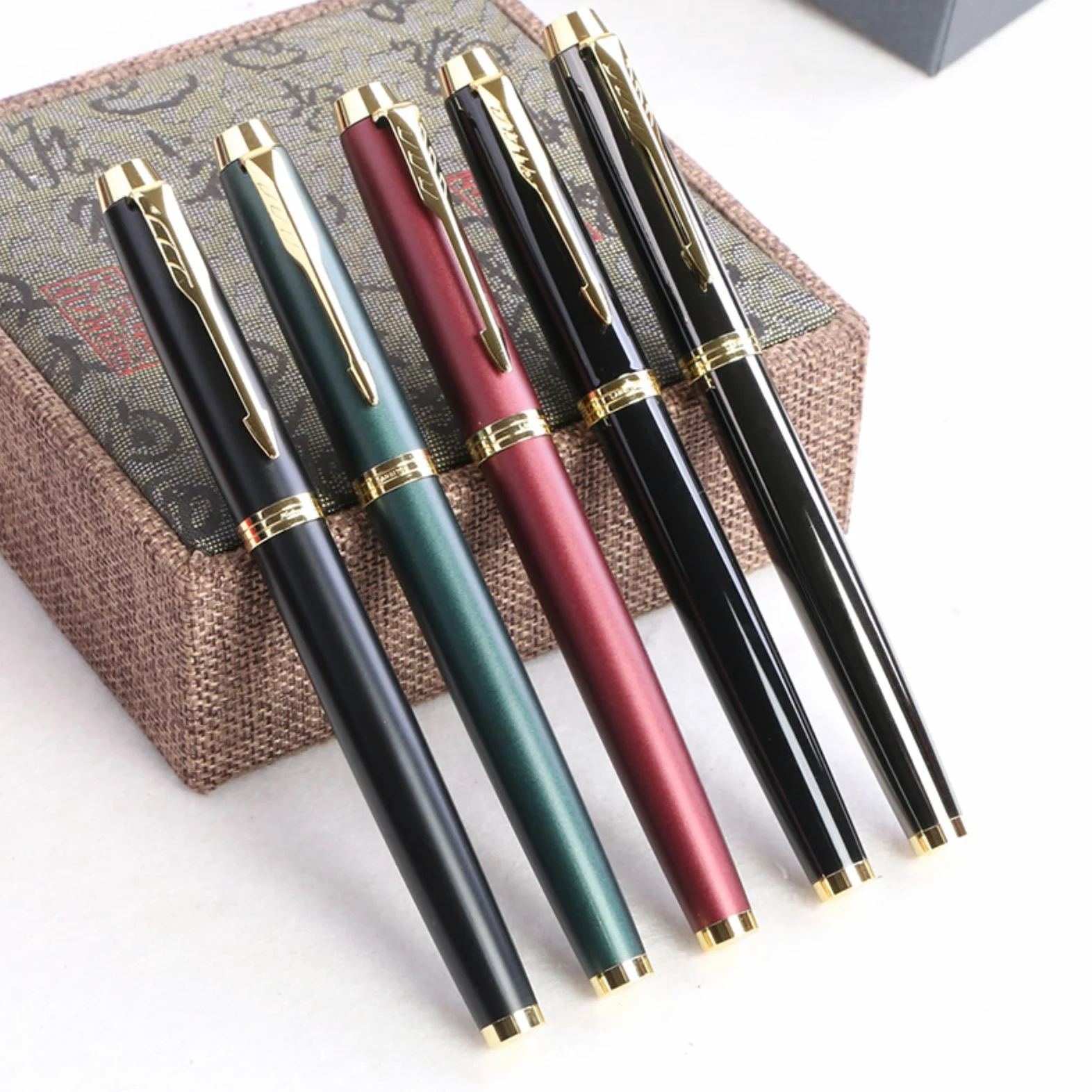 1 set di penne da 0,5 mm, serie Superior, nere e brillanti, punta da 0,5 mm.