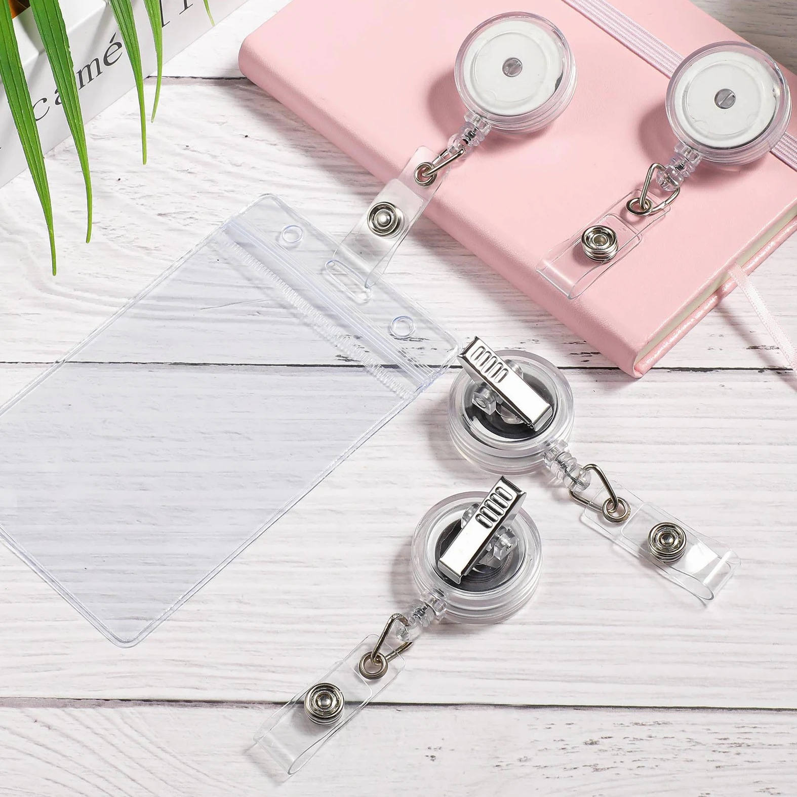 50 pezzi retrattile porta badge bobine con clip a coccodrillo girevole, porta carte di identità e badge per studenti, insegnanti e lavoratori (trasparente traslucido)