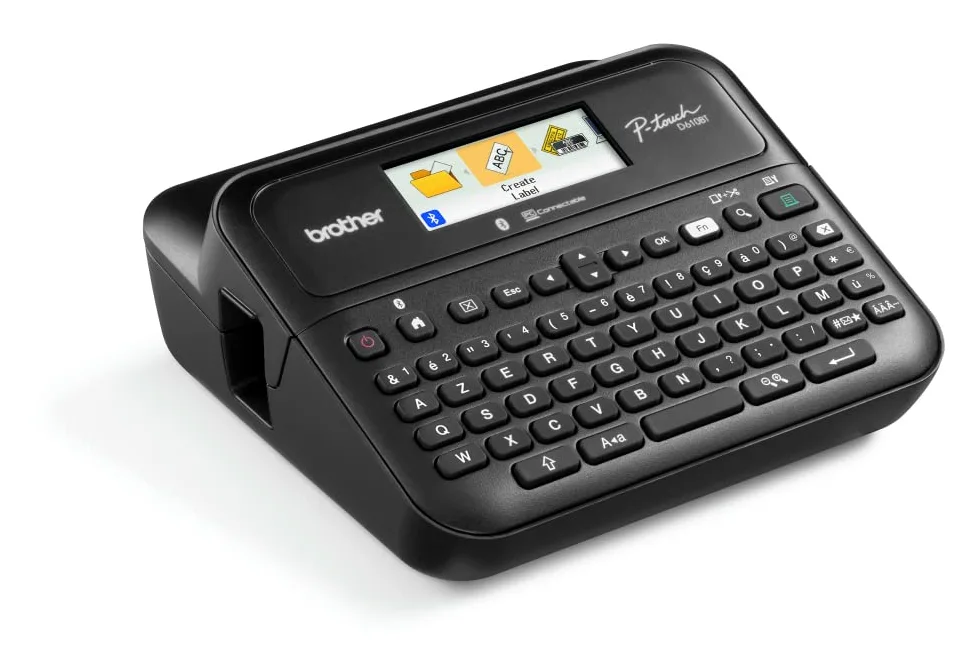 Brother PTD610BTVP | Etichettatrice Desktop Professionale | Collegabile a PC | Tastiera QWERTY |Display LCD | Nastri TZE fino a 24 mm | Valigetta e alimentatori inclusi