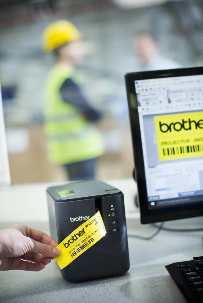 Brother PT-P900W | Etichettatrice Desktop Professionale |Collegabile a PC | Connettività USB e Wi-Fi
