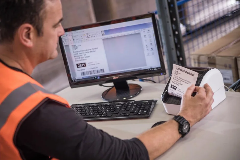 Brother QL1100C | Stampante per Etichette | Collegabile a PC | Interfaccia USB | senza Wi-Fi | Fino a 110mm/sec | Rotoli DK fino a 101,6 mm (4") | Stampa in Nero su Bianco