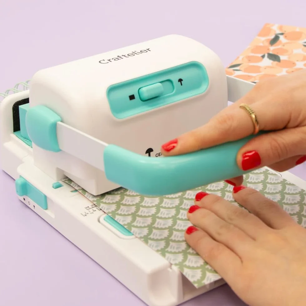 Craftelier - Mini Rilegatrice Minty Duo Binding Machine | Compatibile con Spirali e Anelli fino a 1” di Diametro e con Anelli a Disco | Dimensioni 23,5 x 16 x 21 cm