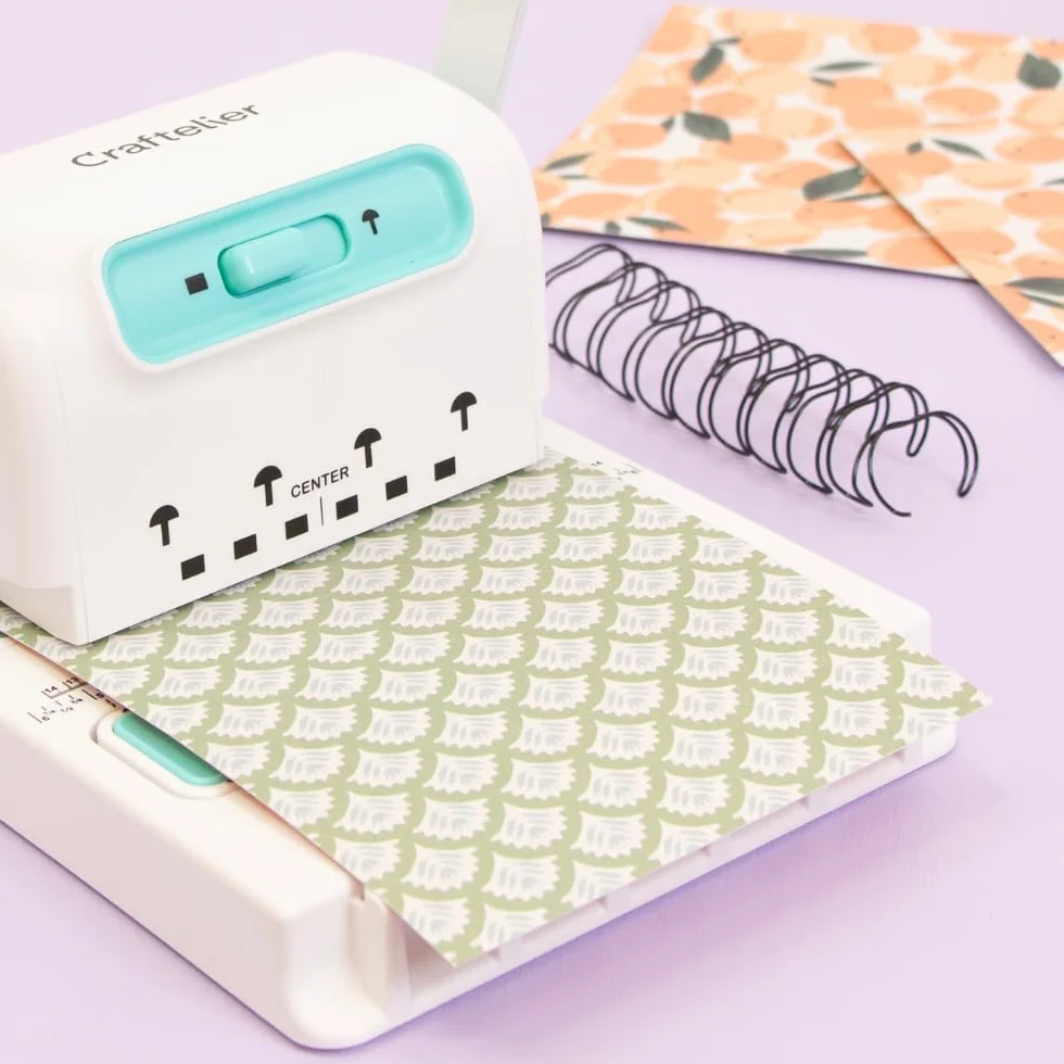 Craftelier - Mini Rilegatrice Minty Duo Binding Machine | Compatibile con Spirali e Anelli fino a 1” di Diametro e con Anelli a Disco | Dimensioni 23,5 x 16 x 21 cm