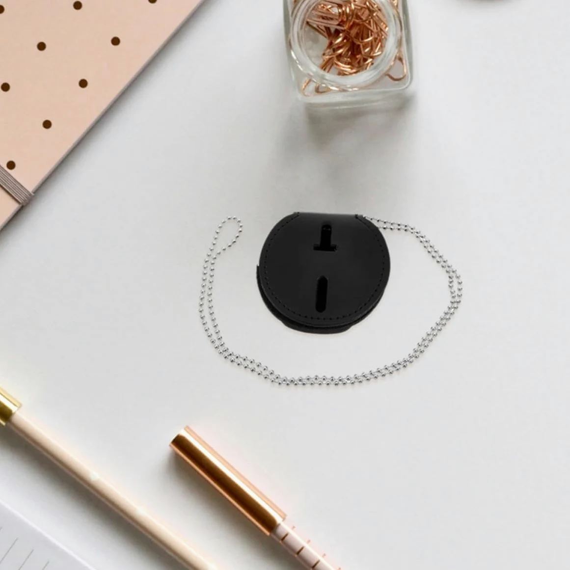 USHOBE Porta Badge in Pu Nero con Clip Metallica e Catena, Resistente e Facile da Pulire, Design Rotondo Moderno, 7 Pezzi per Uso Quotidiano e Lavoro in Ufficio