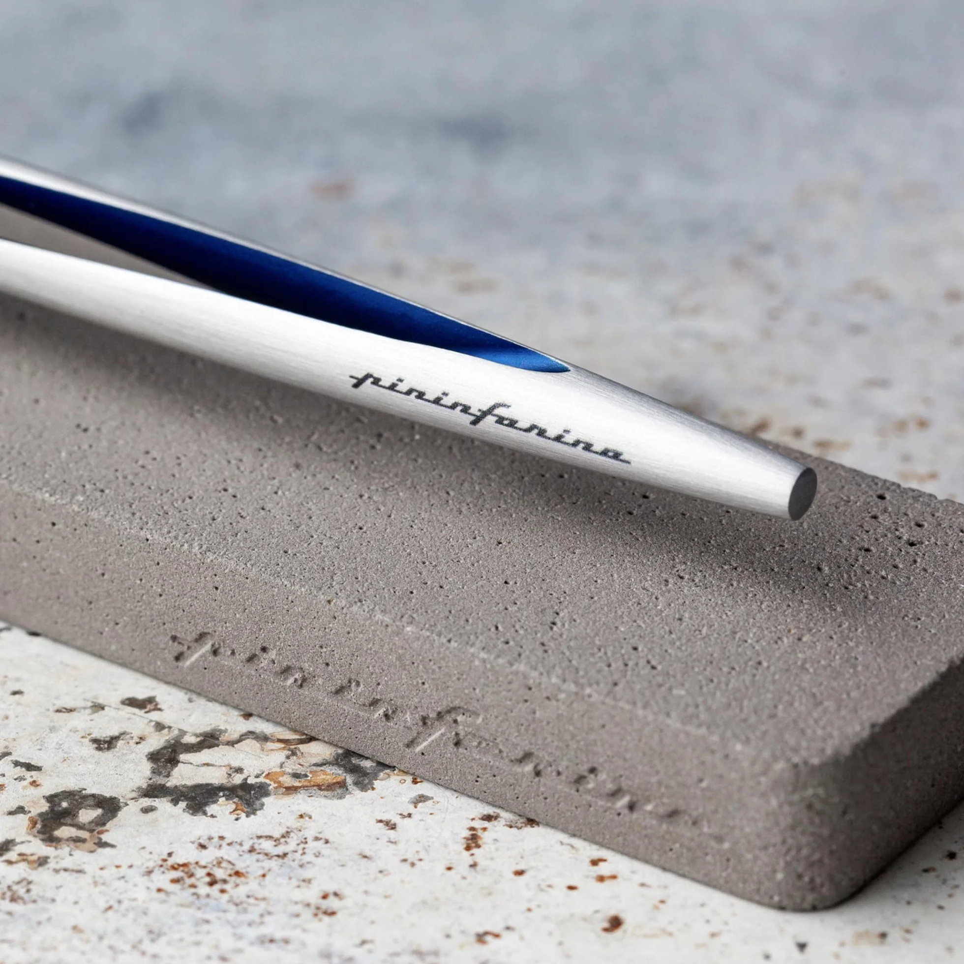PININFARINA AERO | Stilo Ethergraf Design Italiano | Strumento da Scrittura Futuristico Made in Italy | Oggetto Design Lusso | Regalo Elegante | Materiali Aerospaziali e Supporto Cemento | Blu