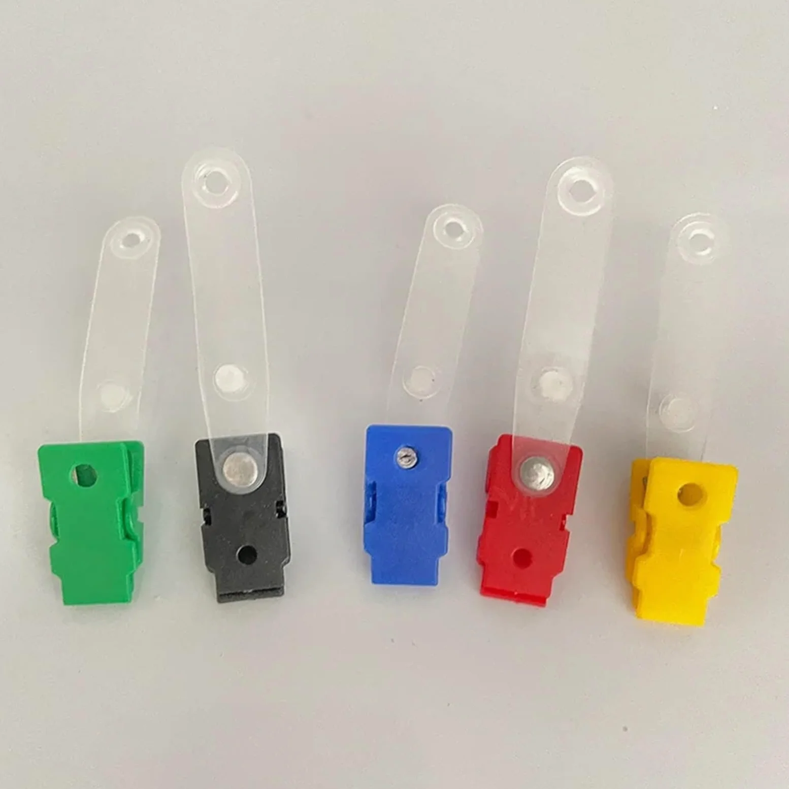 50 clip in metallo a costine, per badge e carte d'identità | Clip per badge in PVC resistente, confezione da 50 per un fissaggio sicuro della carta d'identità. Design a scatto facile.