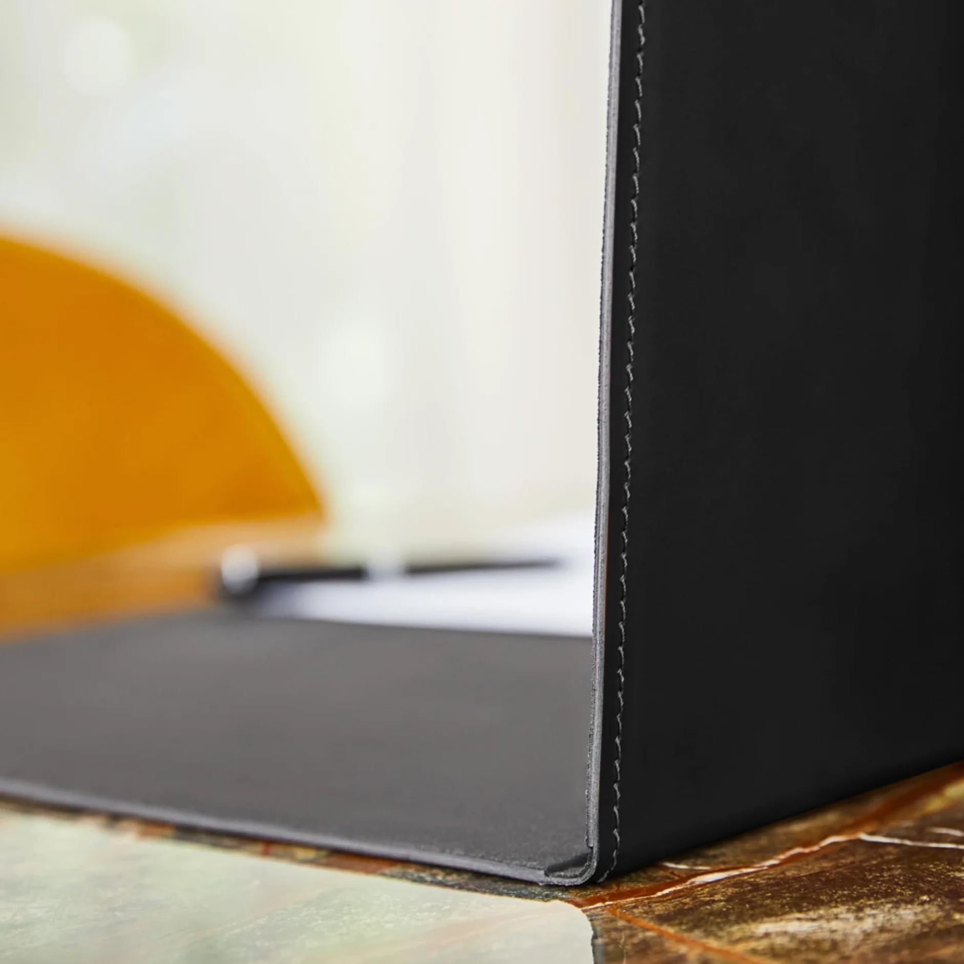 Eglooh - Gemini - Sottomano Scrivania Apribile in Cuoio Nero cm 50x35 - Sottomano Pieghevole con Struttura in Alluminio e Raffinate Cuciture Artigianali - Made in Italy