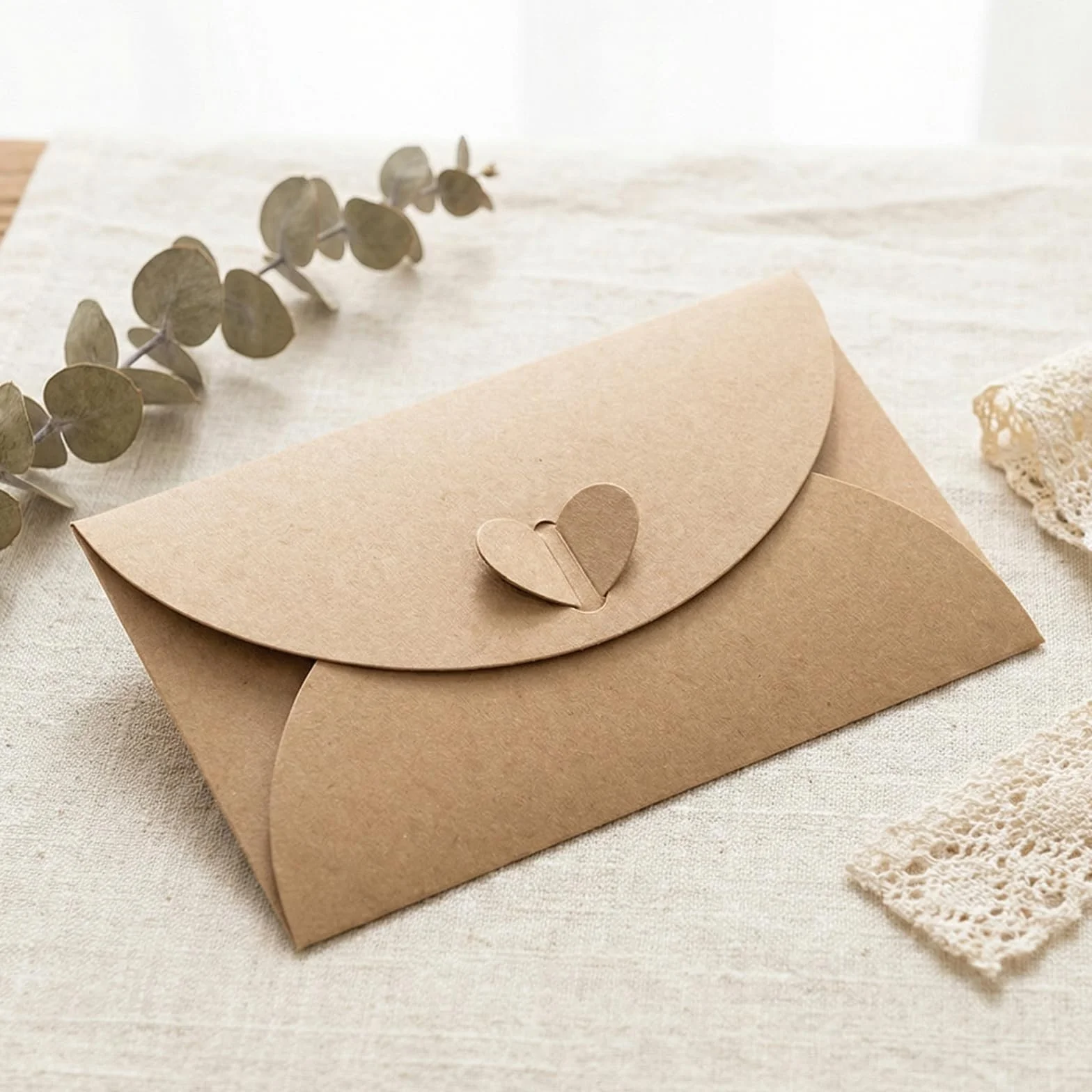 Buste Kraft Mini Con Chiusura Cuore e Cartoncini Bianchi Vintage Per Biglietti Regalo Feste Natale Compleanno