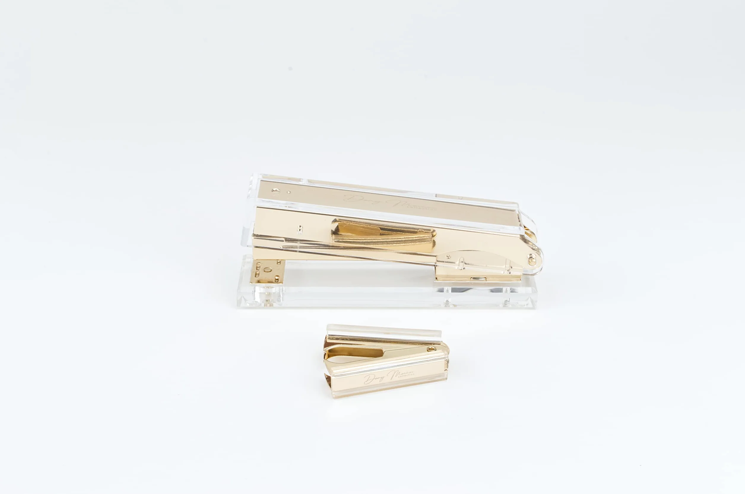 Set cucitrice + levapunti, in materiale acrilico trasparente e metallo color oro, pinzatrice per graffette 24/6, fissa 25 fogli