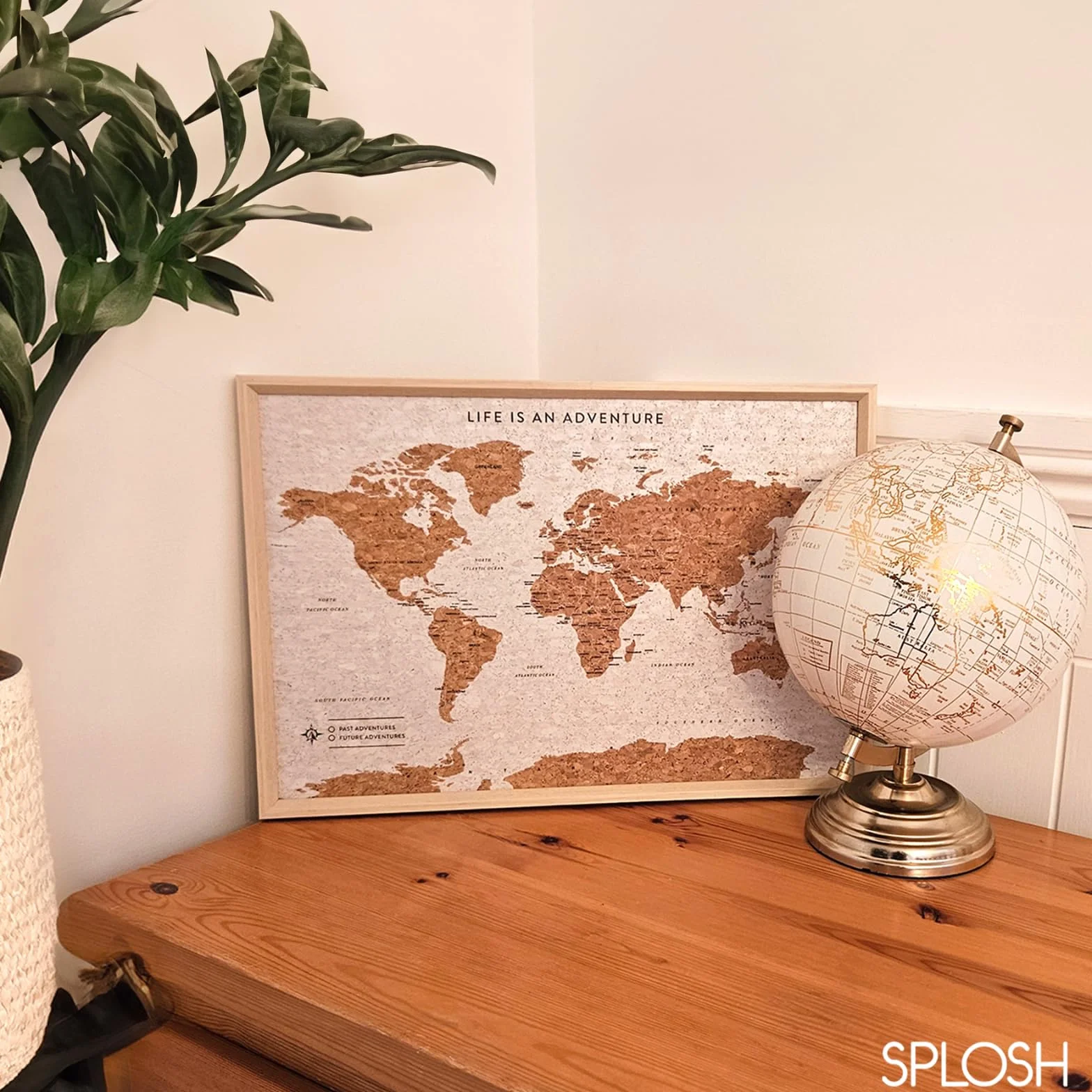 Splosh Mappa da Viaggio - Bacheca Mappa del Mondo da Scrivania con Puntine in Cornice di Legno Bianco Bacheca in Sughero Mappa del Mondo con 100 Puntine in 2 Colori per Segnare le Tue Avventure